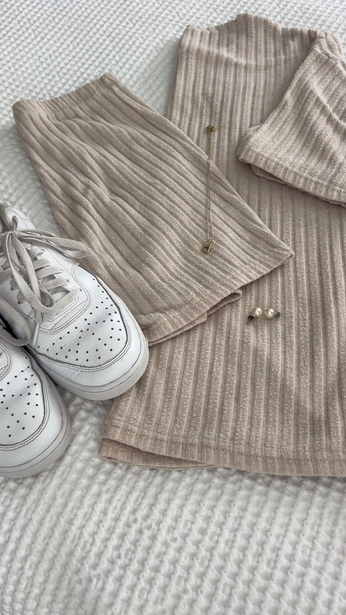 Lounge, but make it luxe ✨ This ribbed set is made for slow mornings, coffee runs, and comfy chic days at home. Just add some pearls to keep it elevated.
#LoungewearLooks #CozyChic #NeutralStyle #OffDutyVibes #StayInStyle #ComfyButCute