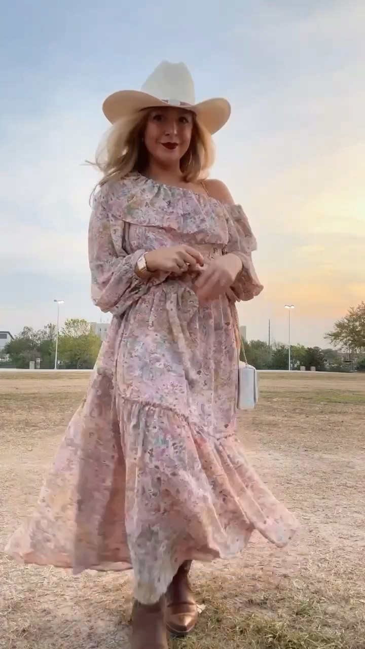 Western/Cowboy inspired wedding guest dress on sale!! 

Fits oversized. Wearing a small