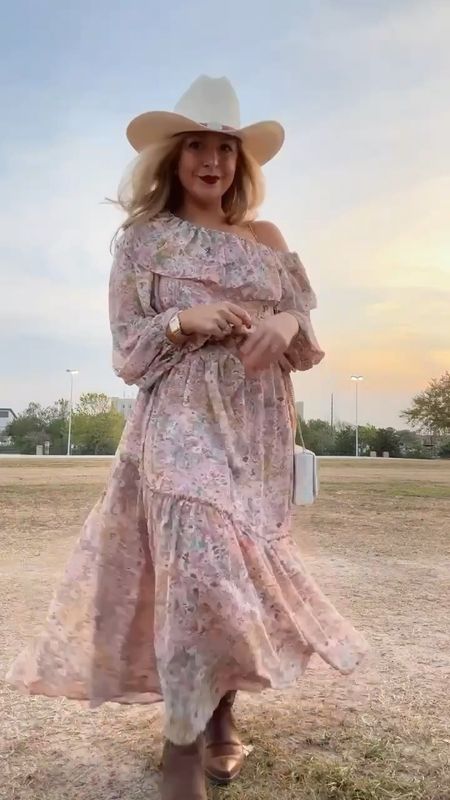 Western/Cowboy inspired wedding guest dress on sale!! 

Fits oversized. Wearing a small