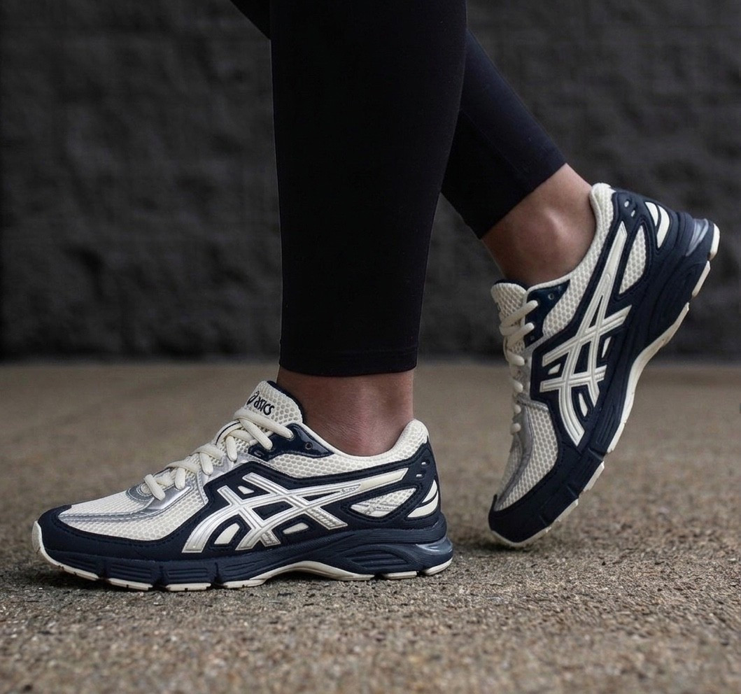 Gel-Sd-Lyte in Midnigh & Cream
Asics runs true to size