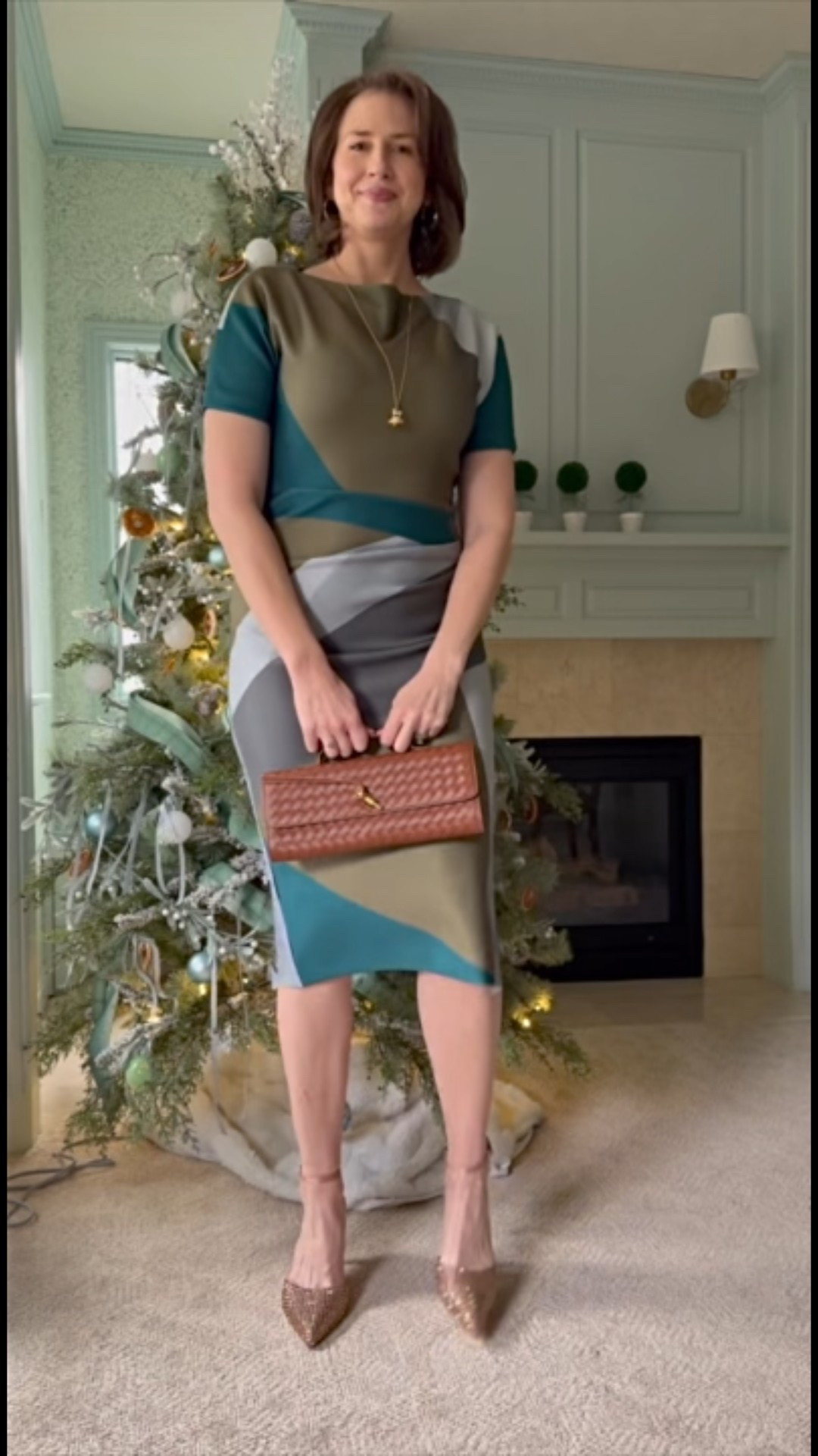 This Donna Karan dress is currently on sale! I love the graphic design and body hugging fit! 

I’m 5’9” and wearing a size 8.

#dress #bodycon dresss




#LTKHoliday #LTKTall #LTKootd