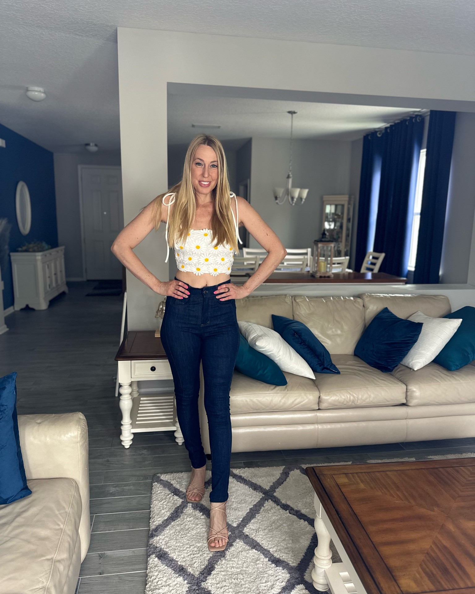 Cute flower crop top 
💙 I love the little flowers all over the front
💙 it has stretch in the back 
💙wearing small in it, fits true to size and I am 5’10”
