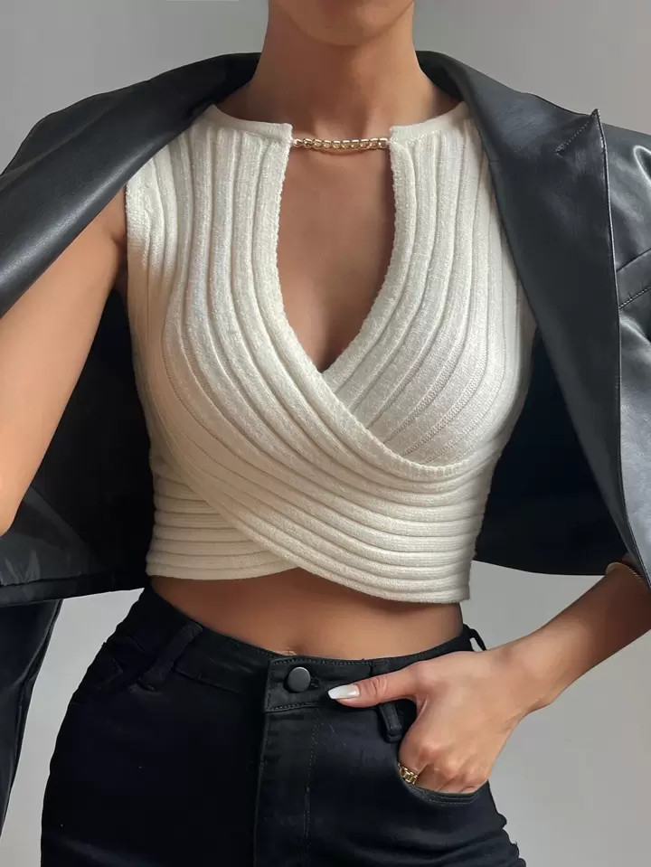 SHEIN BAE 1pc Crossover Chain Detail Crop Knit Top | SHEIN