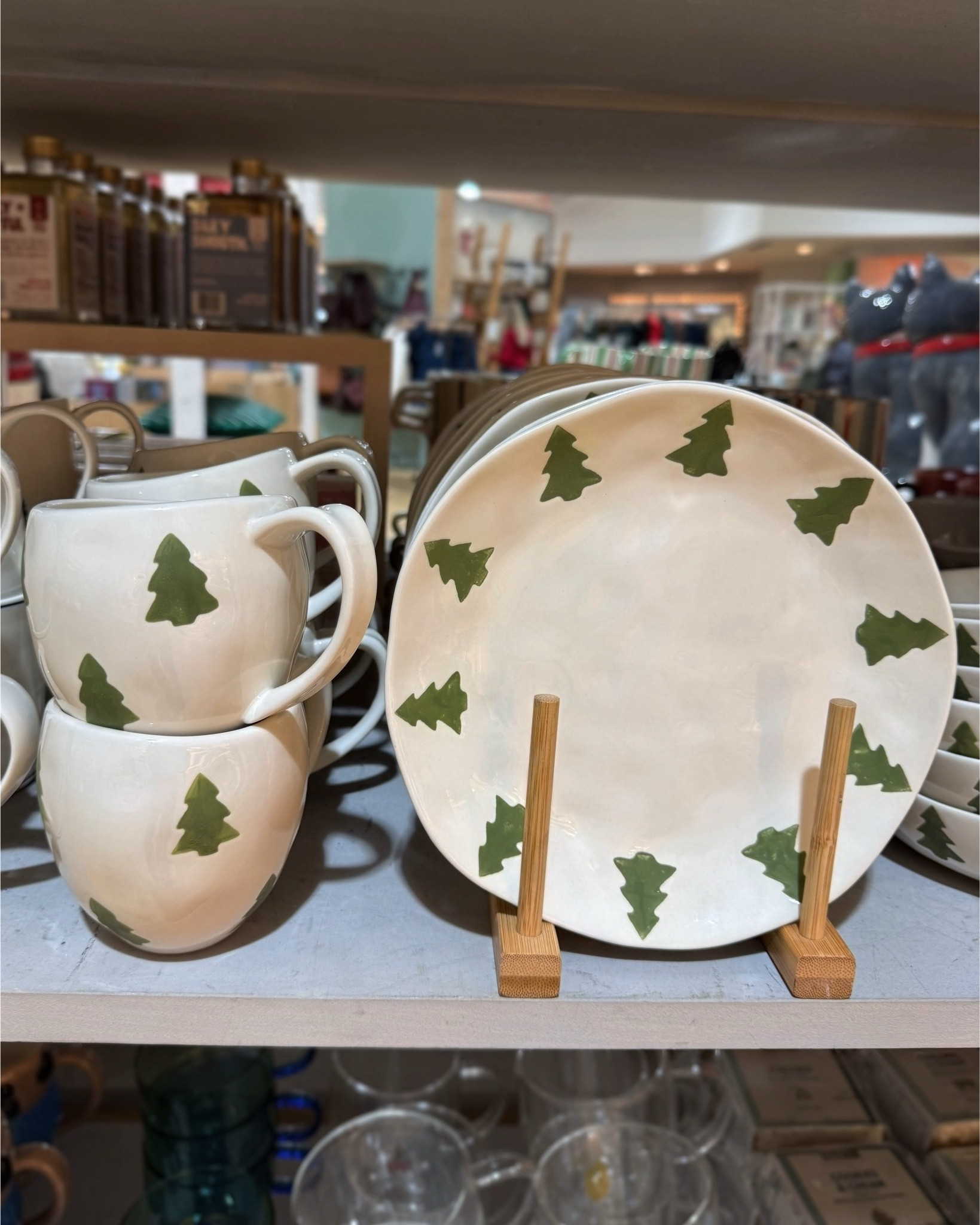 Casual Christmas dinnerware, plates and mugs 🌲 

#LTKHome #LTKFindsUnder100 #LTKHoliday