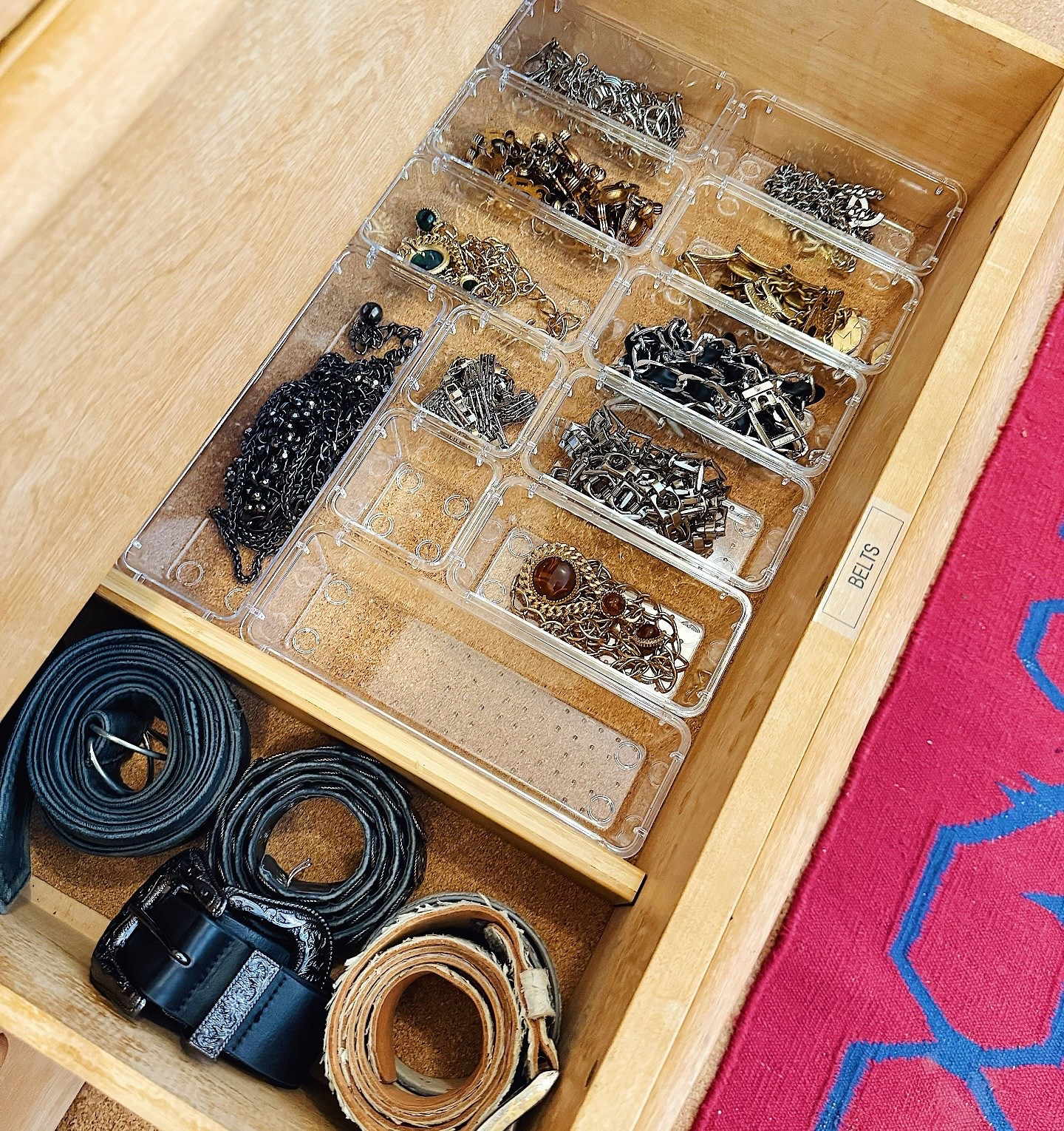 Belts are not our most commonly organized accessory. When we saw how many chain belts our client had, combined with the extra drawer space, we decided to give them their own home! Using clear organizers to micro-sort each one allows our client to find exactly what she needs when she’s getting ready✨

#beltorganization #closetorganization #accessoryorganization #clothesorganization #losangelesorganizers #spacesbyemily #losangelesorganizer