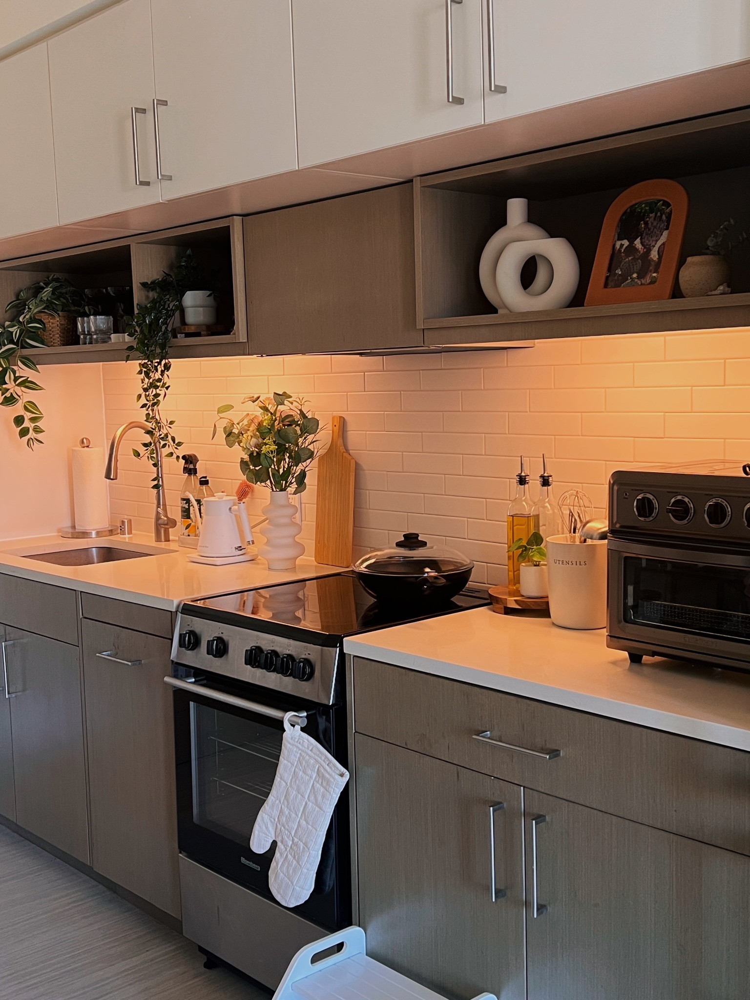 my kitchen 🤍


aesthetic kitchen, Target kitchen decor, Amazon decor, home decor, kitchen appliances, farmhouse kitchen, artificial plants, minimalist kitchen, cozy home decor

#LTKFind #LTKhome #LTKGiftGuide