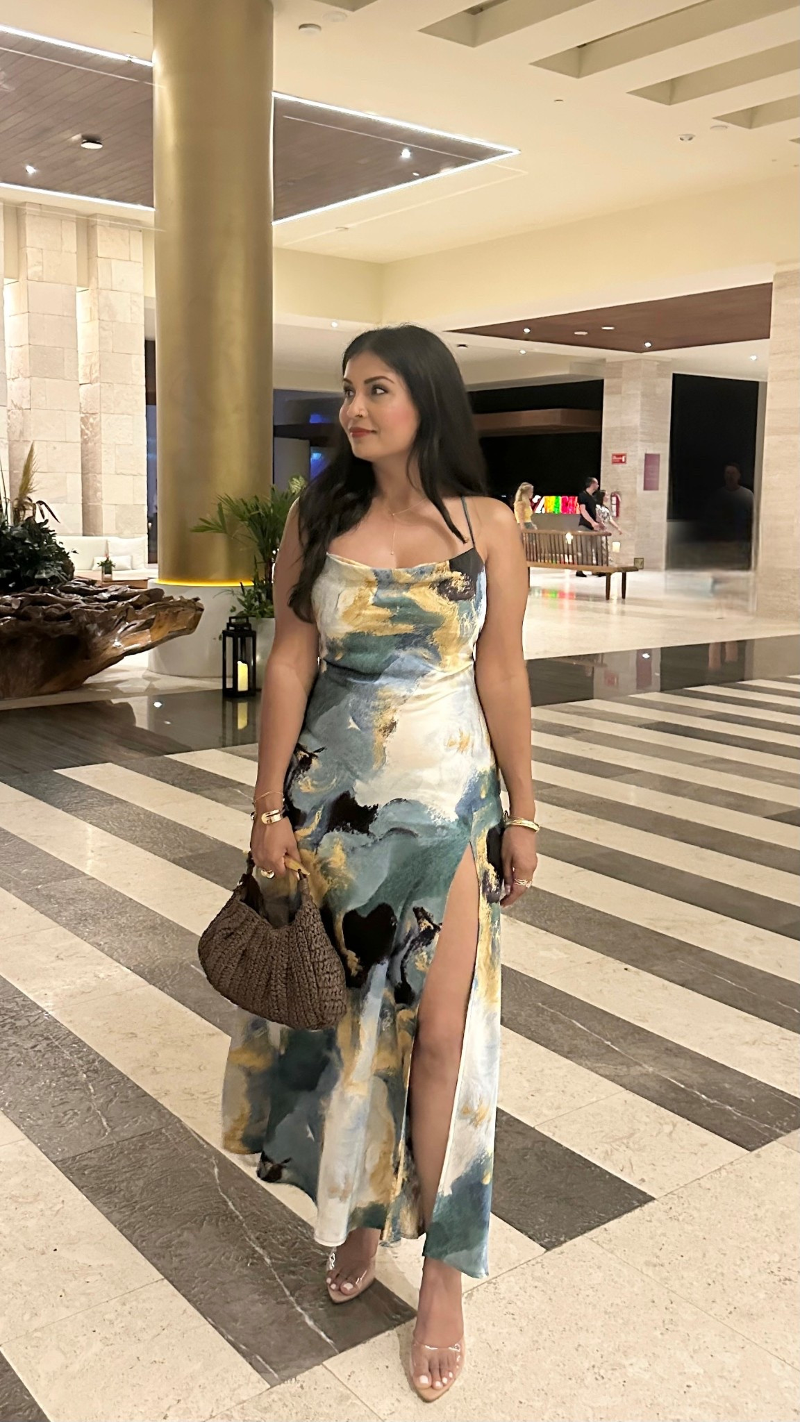 Wearing a medium in this dress, tts.
Bag color is OOS but may come back, available in 2 other colors 