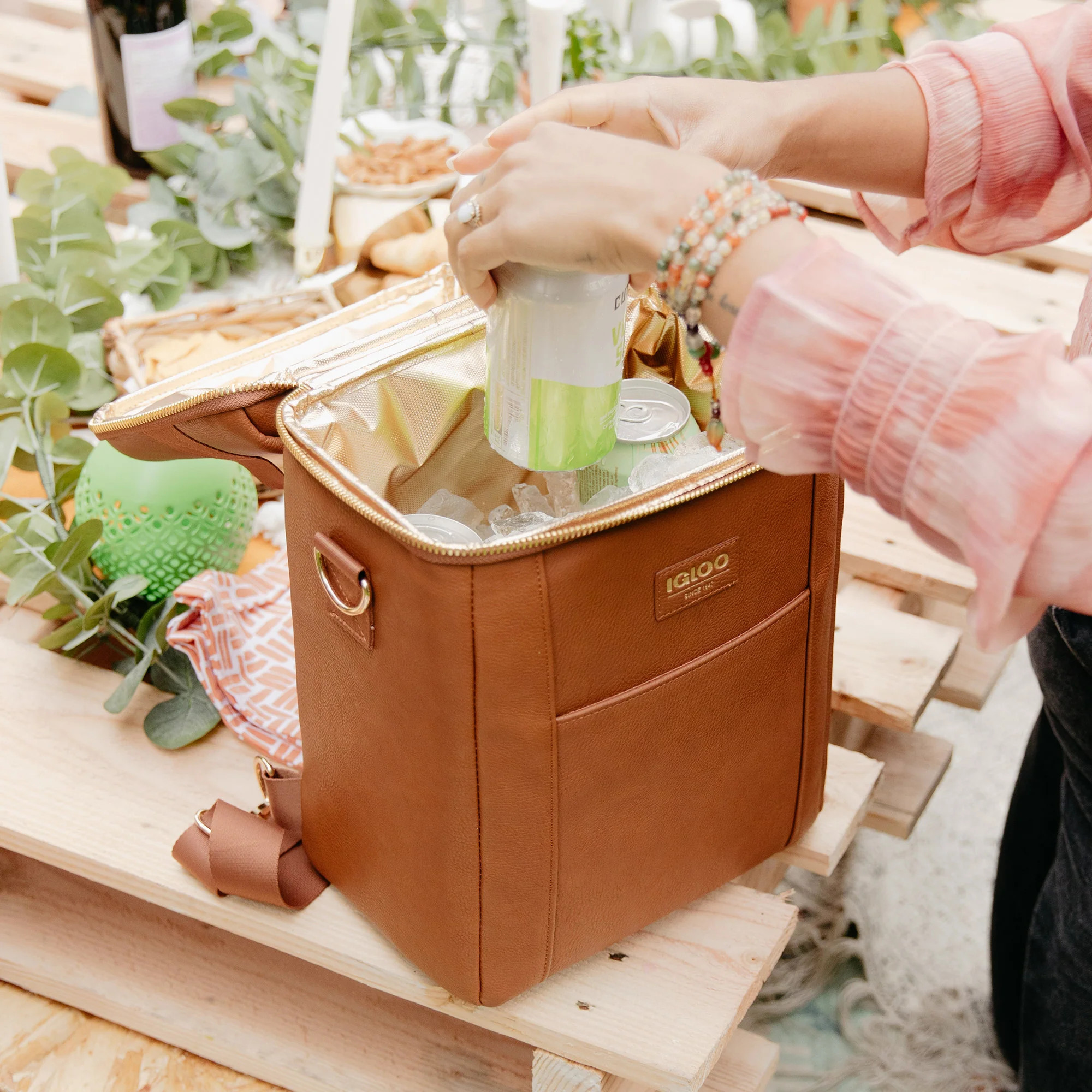 Igloo Luxe® Mini Convertible Backpack | Igloo Coolers