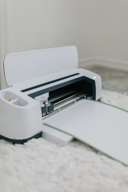The perfect crafting tool for teacher and grad gifts.

#teachergifts #gradgifts #cricut #diy 