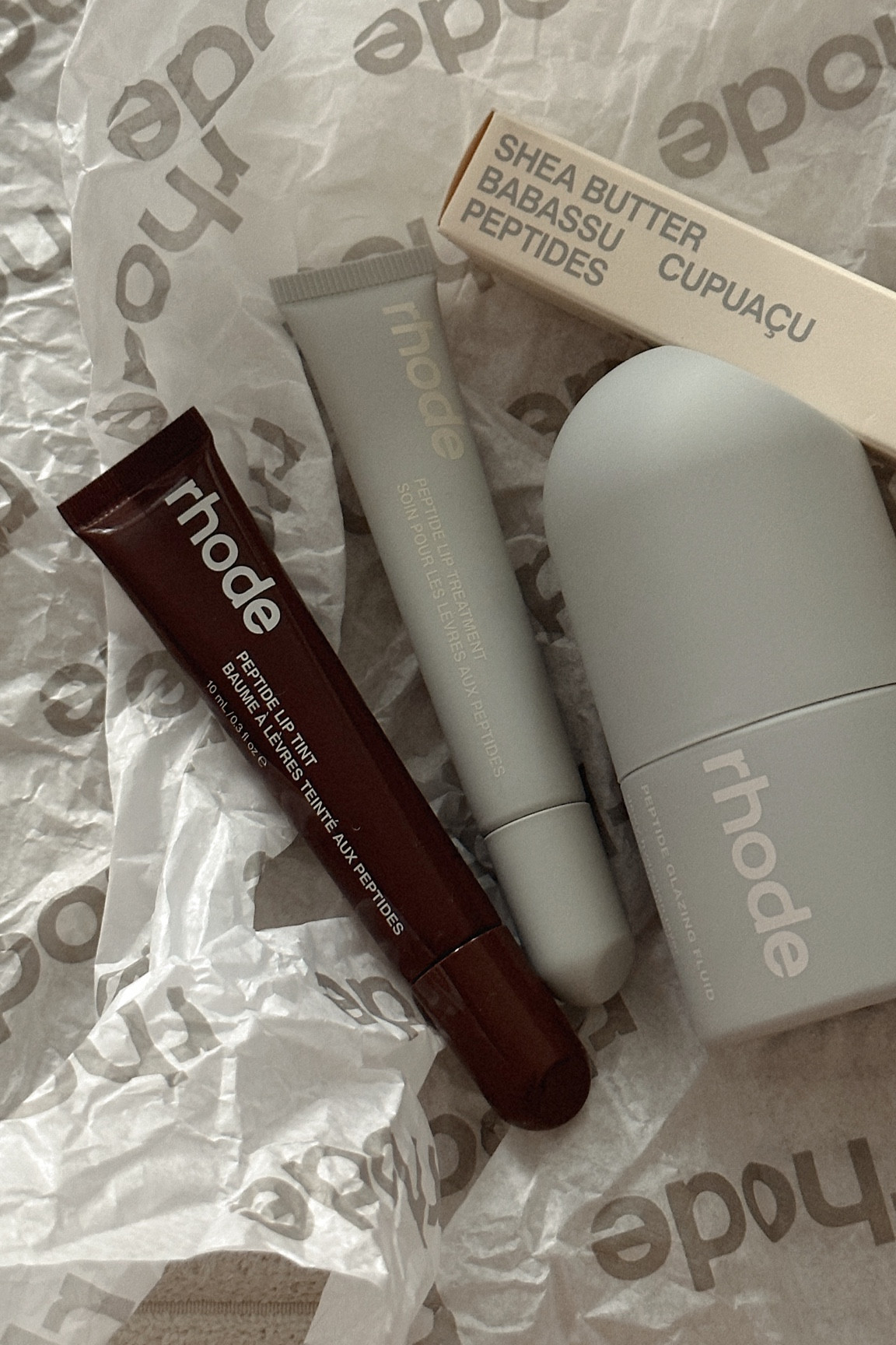 Rhode est disponible en France !
Je suis tombé amoureuse du Peptide Glazing Fluid en l’essayant au Canada. 

#LTKeurope #LTKfindsunder50 #LTKbeauty