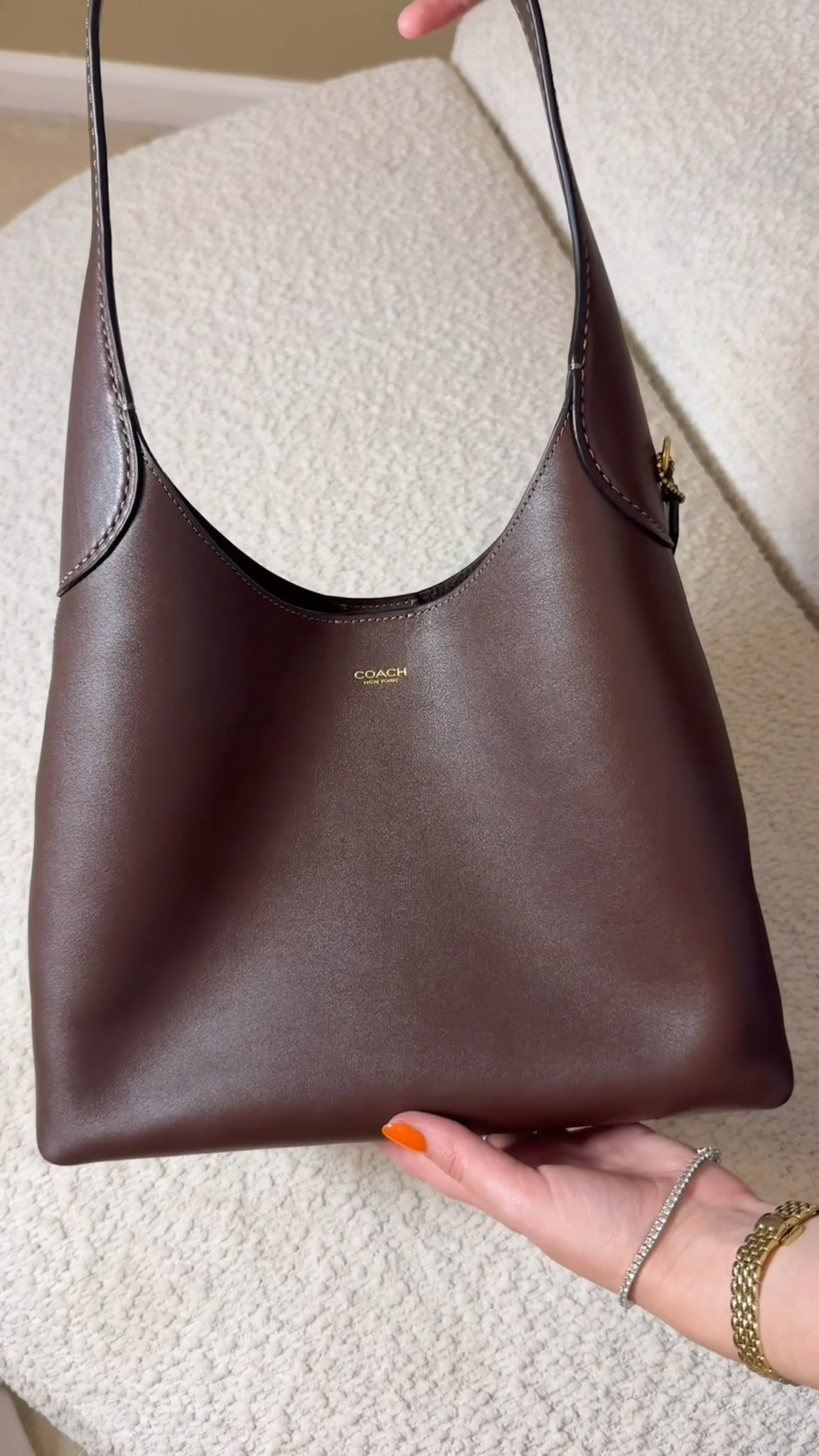 Unbox my new Brooklyn 28 tote in maple from Coach 🤎 the perfect everyday bag 

Everyday purse
Fall fashion
Christmas gift 
Gift guide 
Leather 
coach bag
Coach bags


#LTKItBag #LTKHoliday #LTKGiftGuide