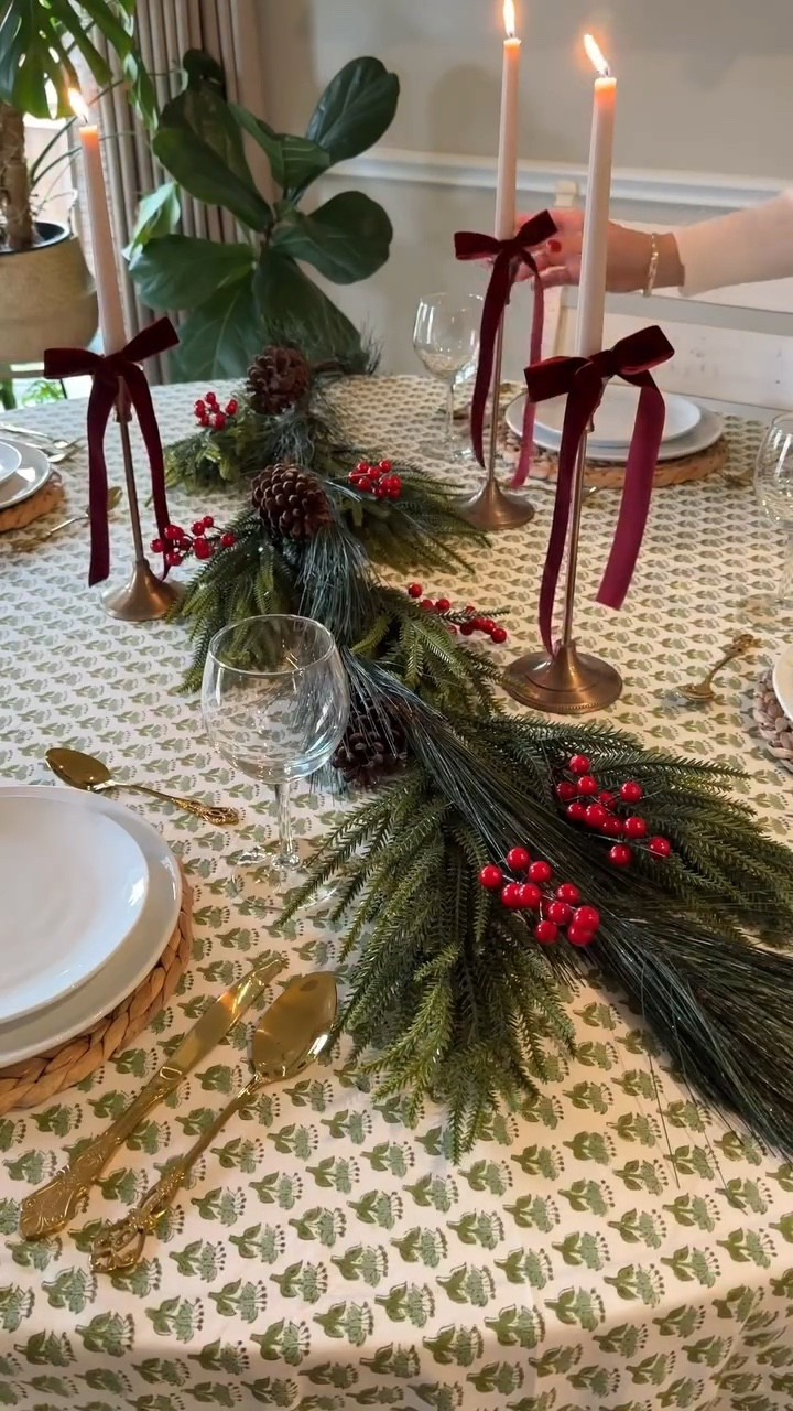My kitchen nook and living room are holiday-ready with this beautiful handmade tablecloth and pillow covers from @cottonprintclub 🎄

*****
Este mantel y cubiertas de cojín de @cottonprintclub llegaron a dar el toque navideño a mi desayunador. Me encanta que son hechos a mano por artesanos y al comprar estamos apoyando a un pequeño negocio familiar. Si quieres los enlaces me dejas saber 🌟

#christmas #christmasdecor #holidaydecor #xmas #garlands #kitchennook #christmasinspired #latinaenusa #latinamom #momlife #navidad2025 #decoracionnavideña #christmas2025 #christmastree #árbolnavideño #diningroom #christmastablescape Dining table styling for the holidays #christmastabledecor 
Christmas tablescape