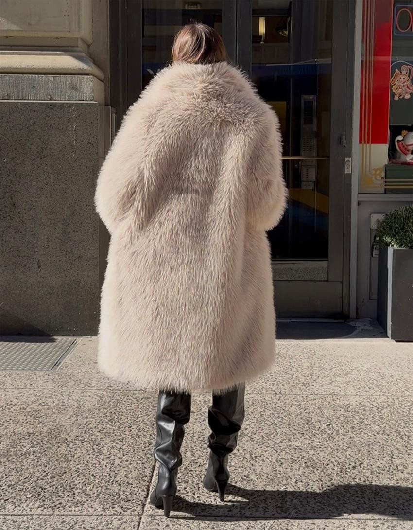 Langer Mantel in Felloptik - Mäntel - Damen | Bershka DE