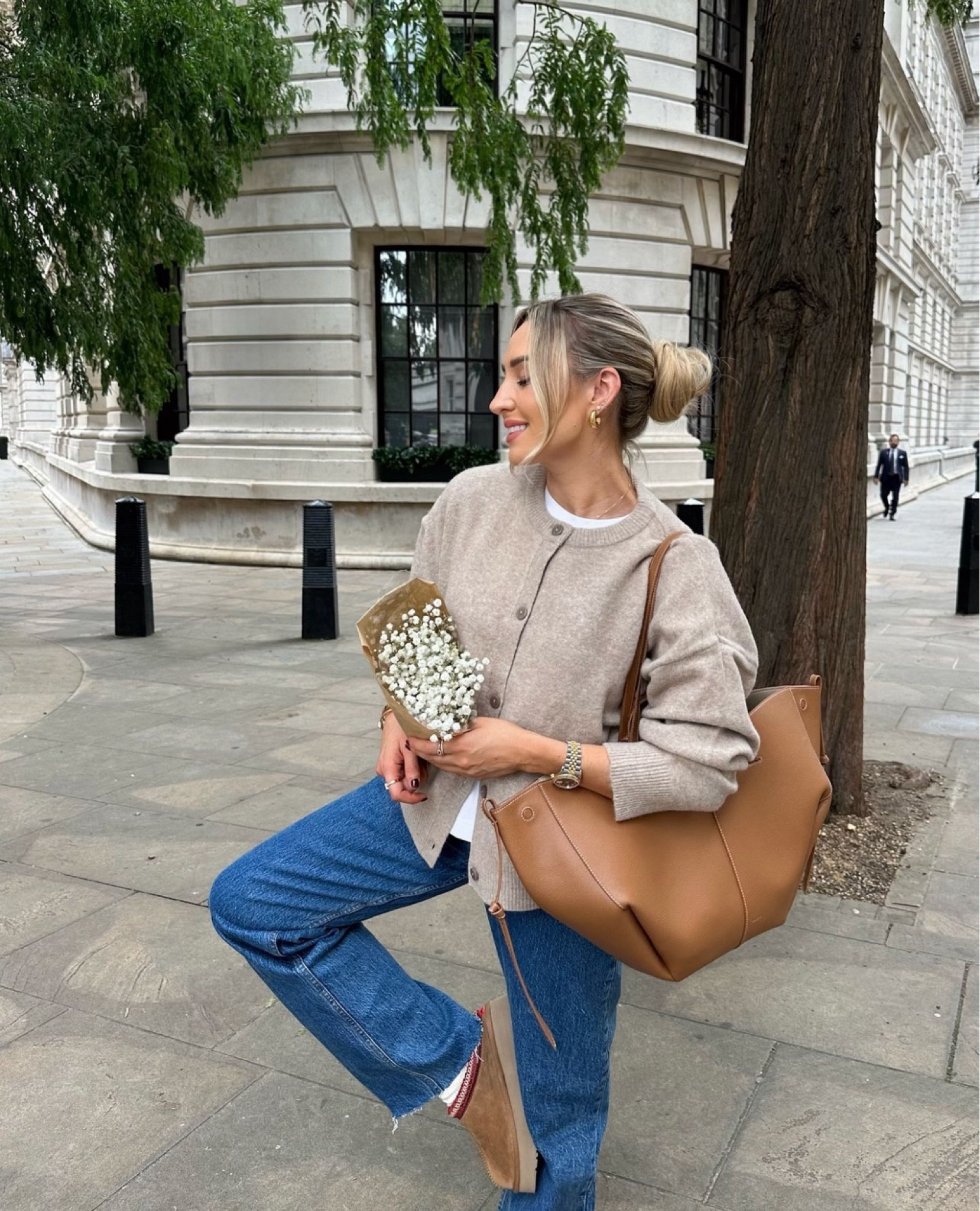 Cosy knitwear weather is almost here, and cardigans are the perfect layering piece for transitional weather 🐻🍂 neutral fall beige and cream, paired with blue jeans and UGGS 

#LTKautumn