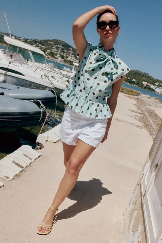 DescriptionD\u00e9tailsDimensionsLe mannequin mesure : 181 cmTop r\u00e9alis\u00e9 en tissu semi... | Zara FR