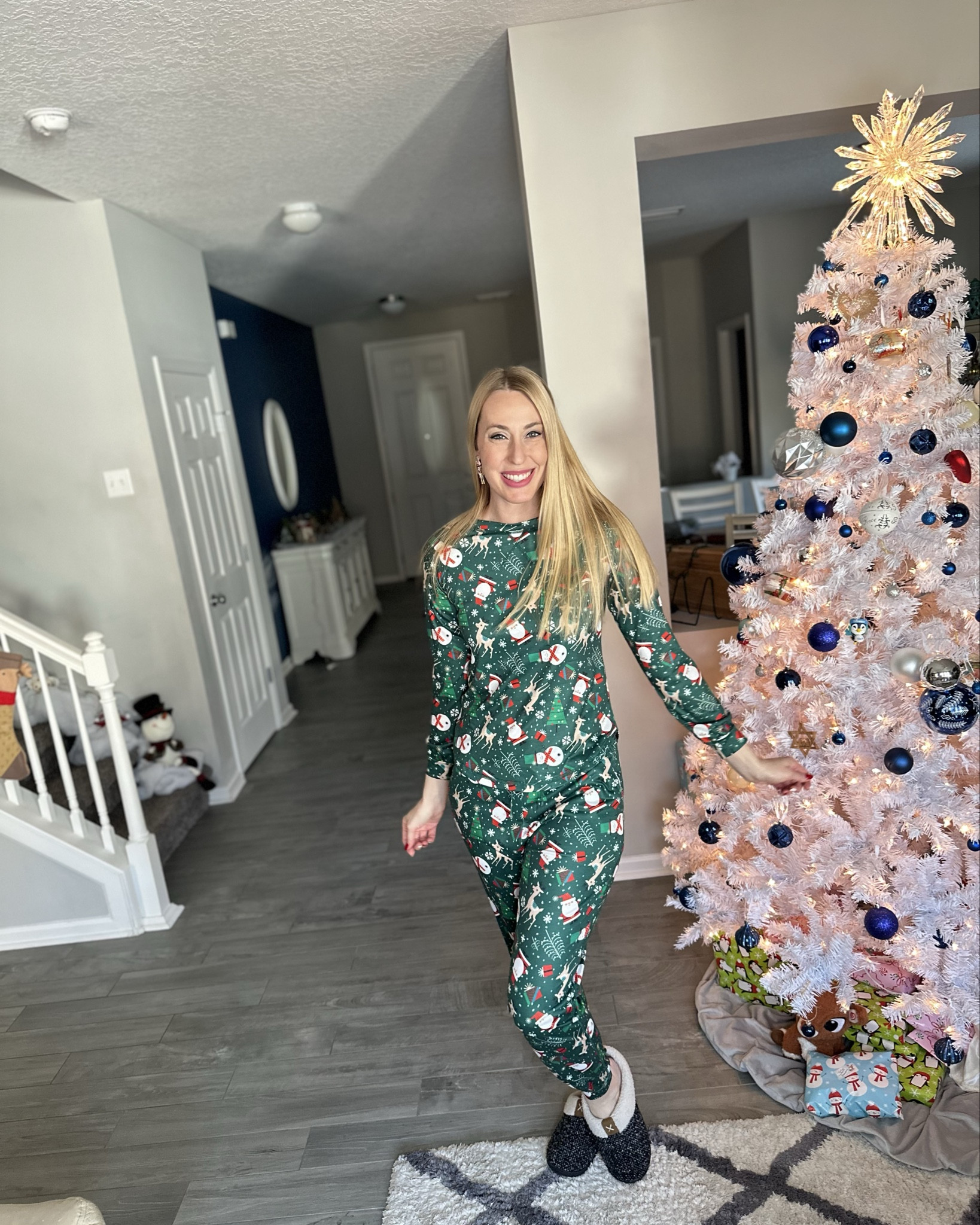 Green Christmas lounge set
🎄 such a comfortable and soft lounge set
🎄 fitted, stretchy and fits true to size - wearing small

#LTKHoliday #LTKStyleTip #LTKFindsUnder50