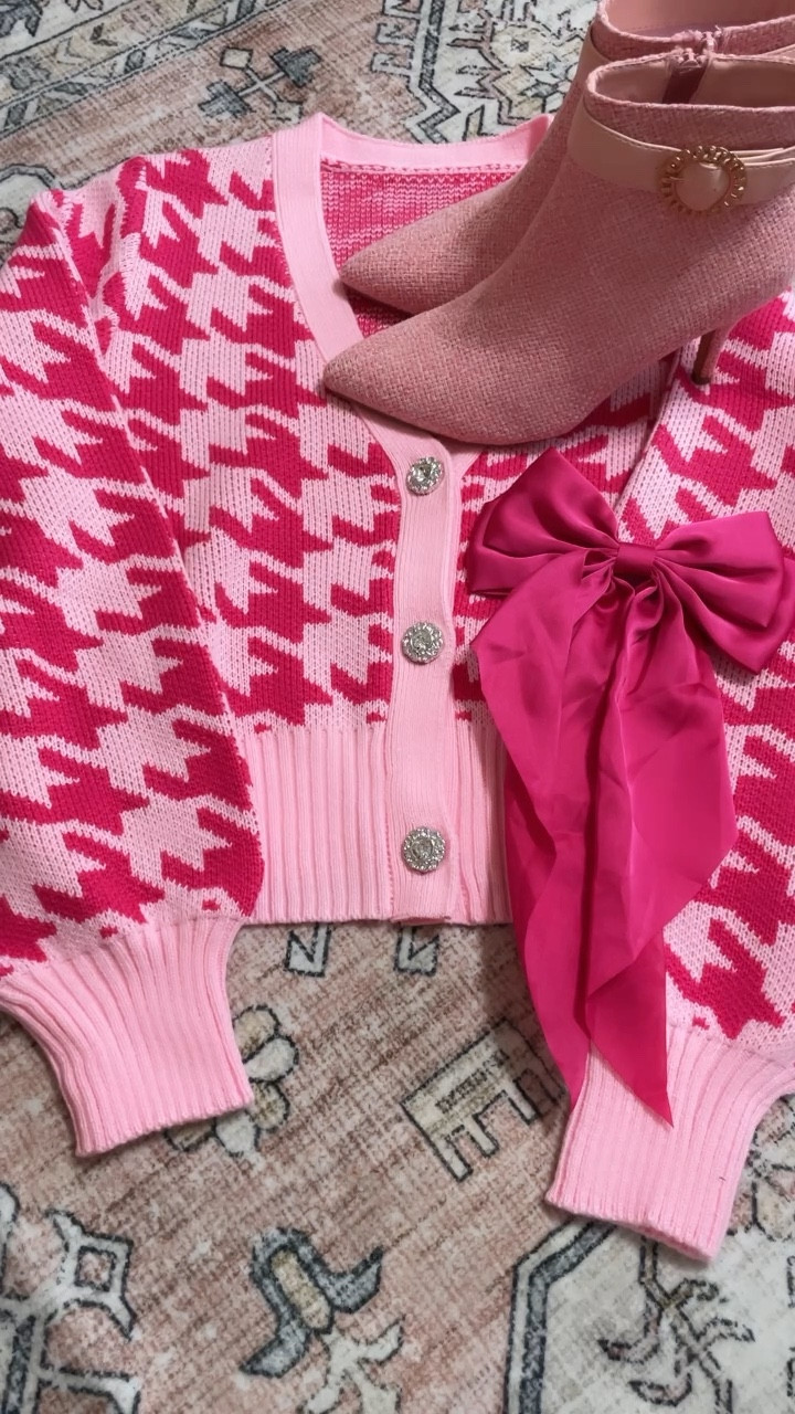 Painting the town pink for Valentine’s Day 💕 #PrettyInPink #ValentinesStyle #PinkPerfection #LoveInEveryHue #BlushingBeauty #PinkPassion #ValentinesFashion #FemmeFatale #HeartfeltHues #ChicInPink #LoveStruckStyle #TickledPink #RomanceInColor #ltkit #liketoknowit

#LTKfindsunder50 #LTKshoecrush #LTKVideo