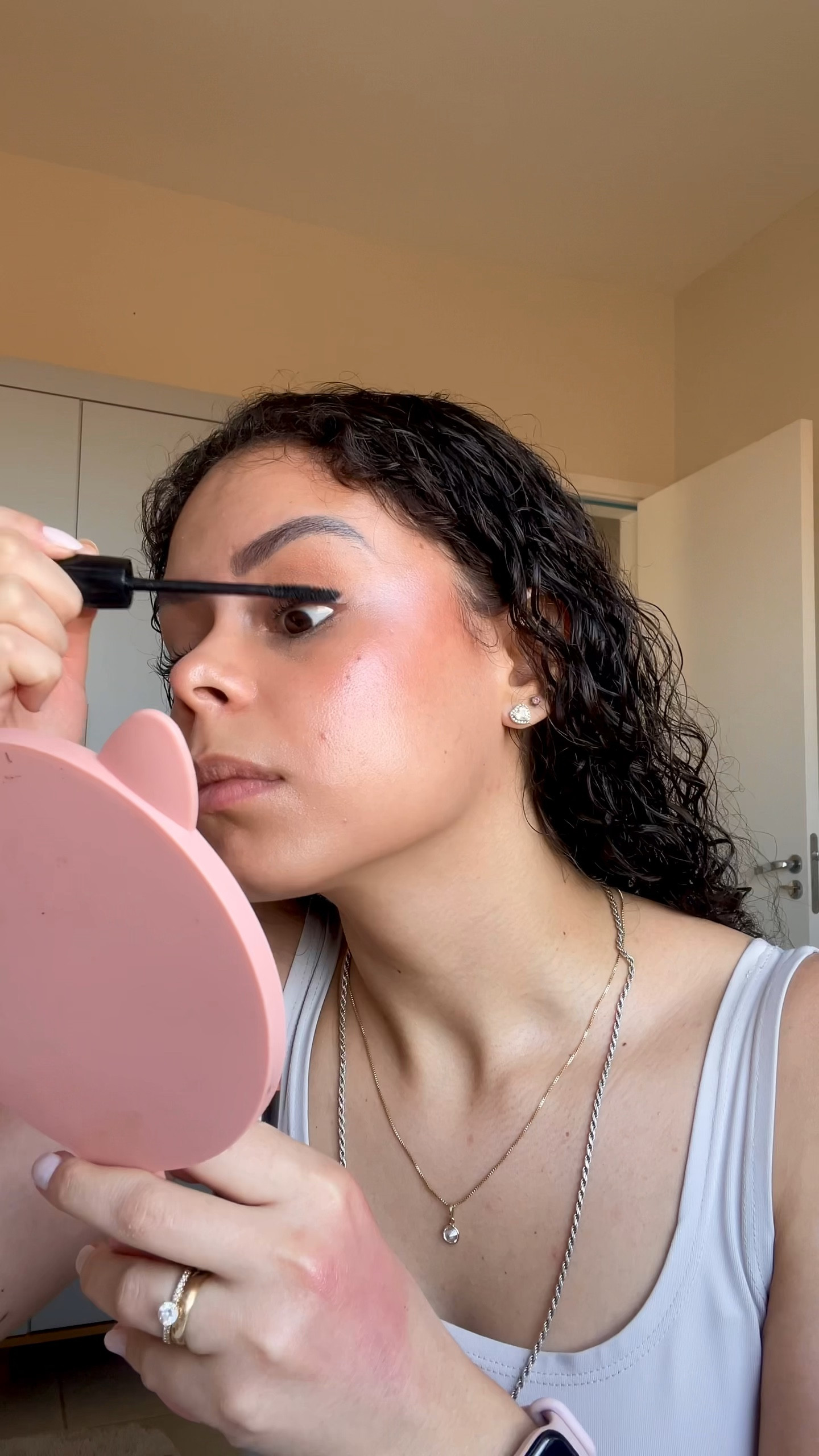 Dia 6 me arrumando mais pro meu dia a dia pra ficar bonita pra mim e pra minha família. Acho que encontrei minha make preferida 🥹

Dessa vez, tentei corrigir o tom da olheira com o blush laranja, porque meu corretivo tava na mala. E sem pincel, espalhei o corretivo de correção com os dedos. Maquiagem não precisa ser complicada! 

#maquiagem #maquiagemdiadia #makebasica #maquiagembásica #maquiagemrápida

#LTKbeleza #LTKbrasil