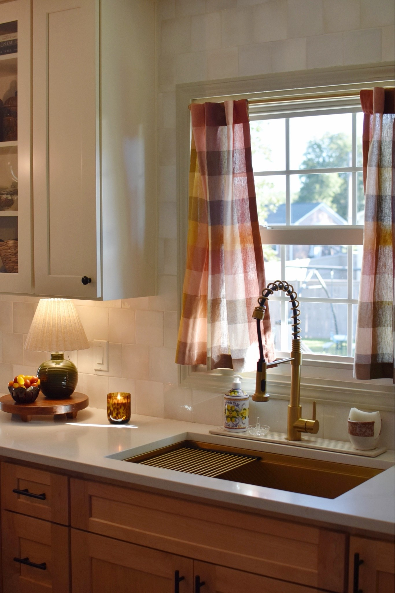 We added these fun cafe curtains in the kitchen to add some warmth and a pop of color!🧡