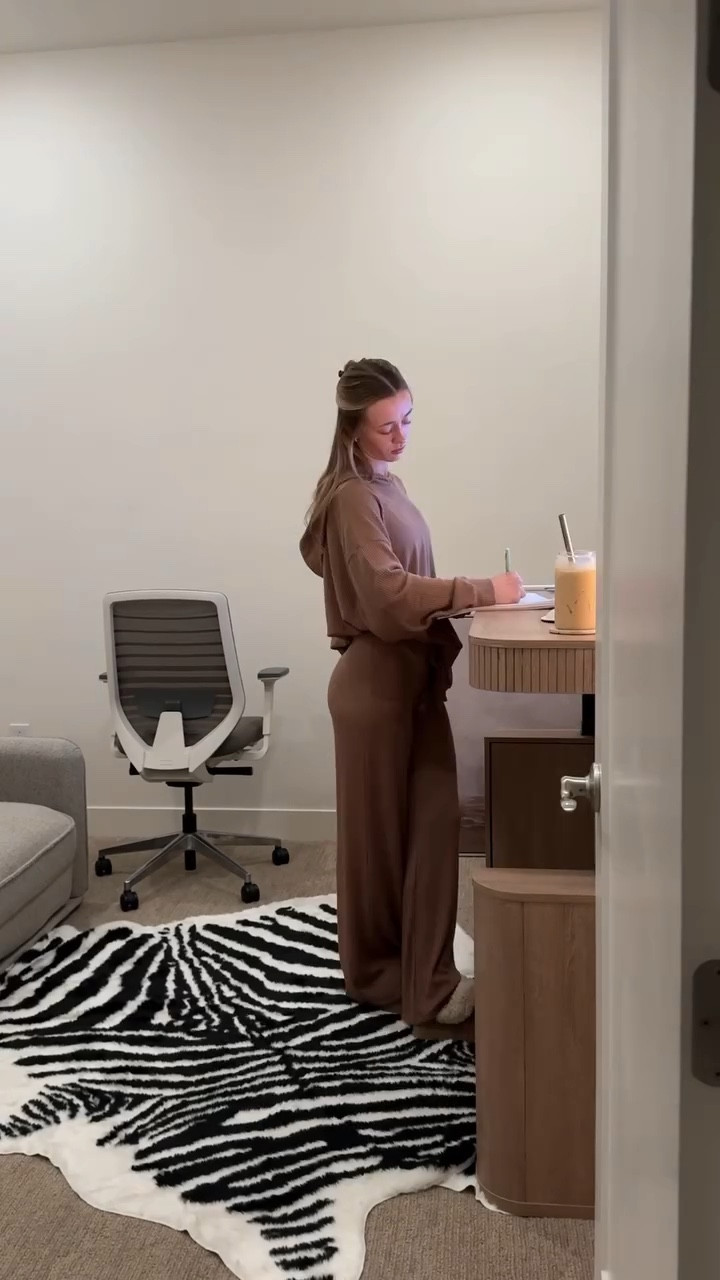 Happy Tuesday 🤎🎄 #morninginmylife @thefoxykind