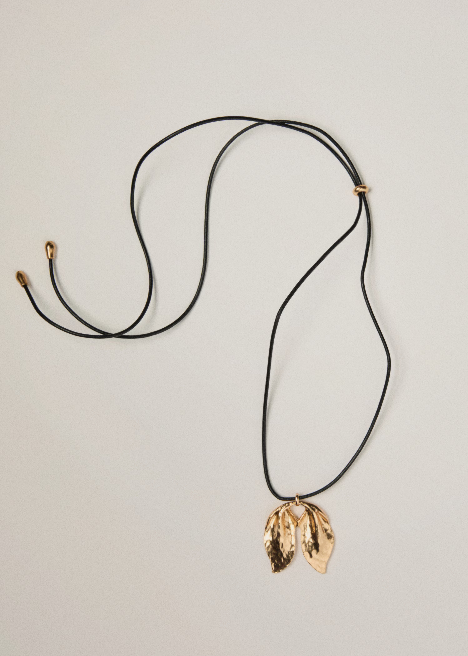 Textured-leaves pendant necklace - Women | MANGO USA | Mango (US/MX/AU)