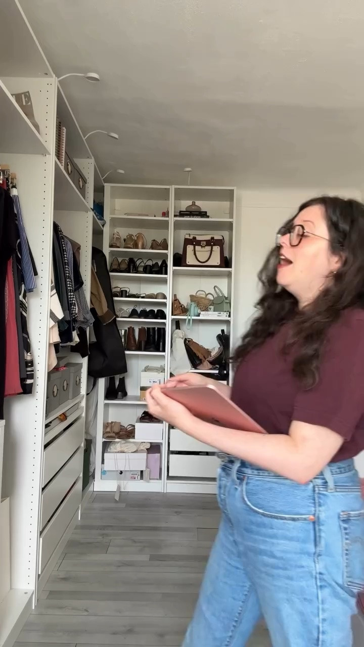 Tu n’as pas besoin de suivre toutes les tendances pour avoir du style.
Au contraire, je pense que le plus important, c’est de comprendre ce qui te va, ce que tu aimes et ce qui correspond vraiment à ton quotidien.
C’est exactement ce que j’ai envie de t’aider à faire ici.

Abonne-toi si tu veux apprendre à mieux t’habiller sans avoir à refaire ton dressing tous les 3 mois.

#LTKmodest #LTKstyletip #LTKjeans