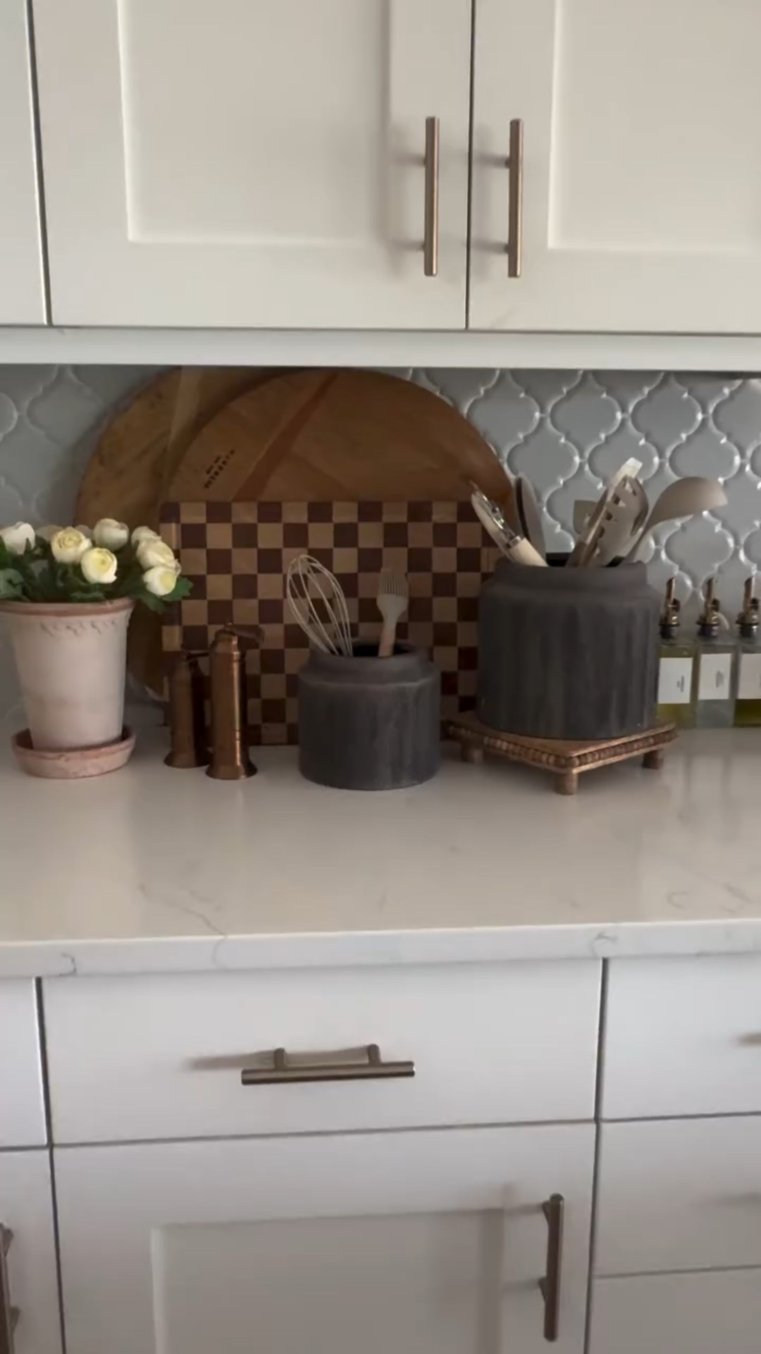 Why do outlets always end up right where I want to put decor? 🙃 Finally found the fix — this flat outlet extender is a game changer! It’s the little things friends!! 

Comment kitchen hack for a 🔗

#ourhousetoohome #kitchenhacks #homedecorideas #kitchenstyle #homedesign #decorhack #amazonfinds #kitchenorganization #kitcheninspo #homemakeover #kitchengoals #smallspacesolutions #amazon #amazonfinds #amazonkitchenfinds