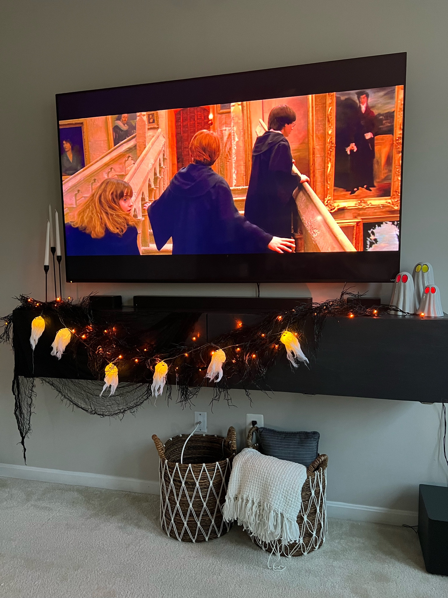 I love a good garland moment but let’s make it spooky 👻 

#LTKhome #LTKSeasonal #LTKFind