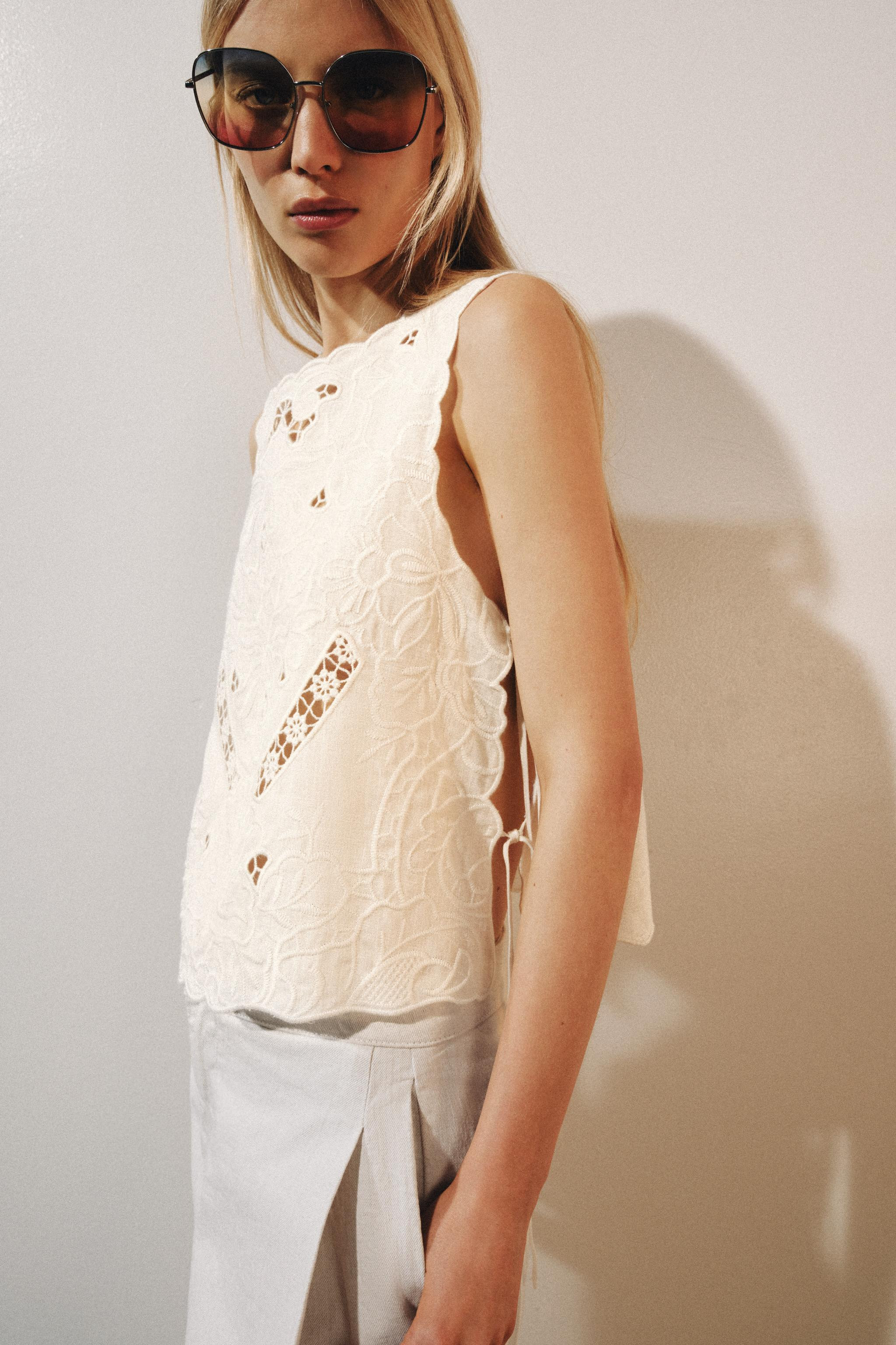 ZARA WOMAN COLLECTIONShirt made from a ramie blend yarn. Round neck and sleeveless design. Featur... | Zara UK