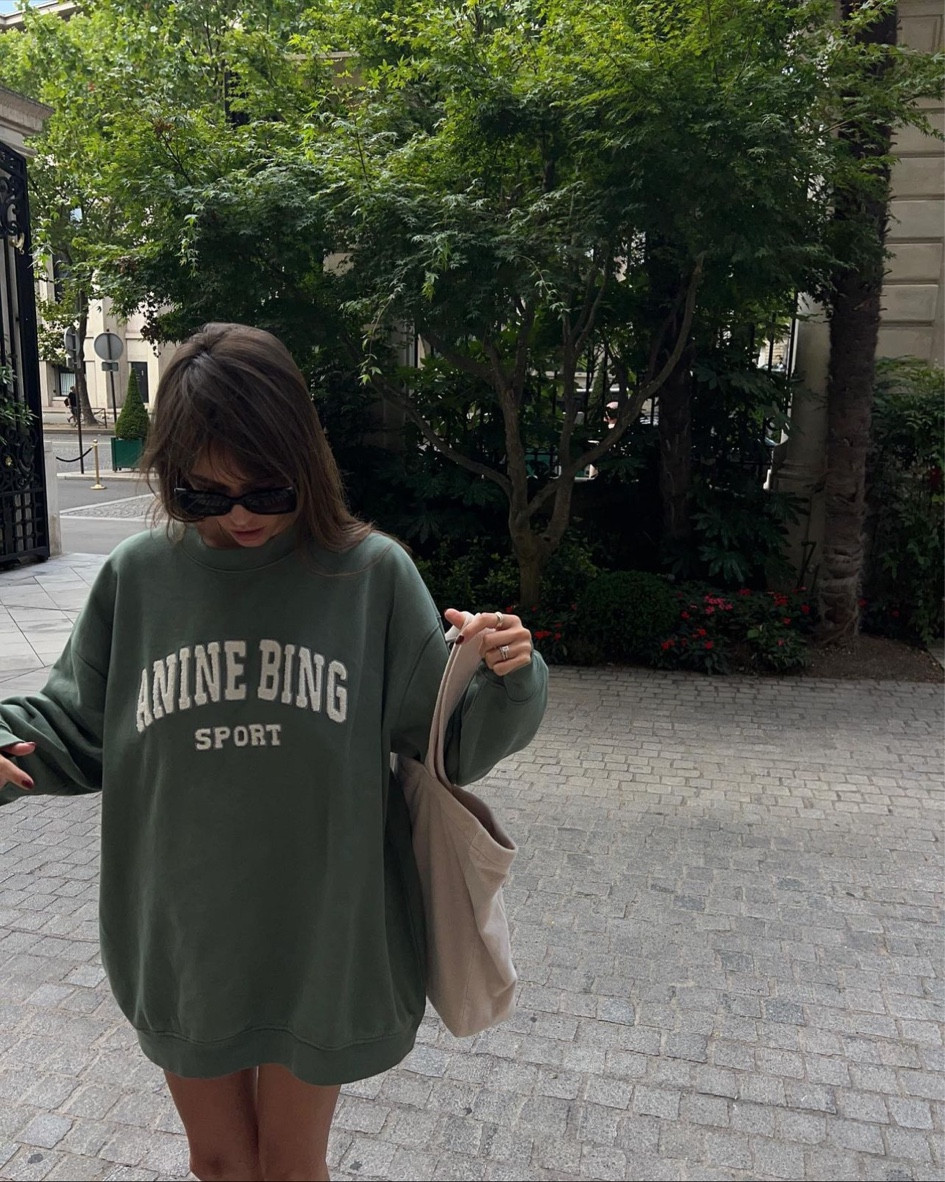 street style, paris style, sweat-shirt vert artichaut, pullover en coton biologique, sweat ample manches longues, Anine Bing, inspiration look sporty et chic 

#LTKFind #LTKstyletip