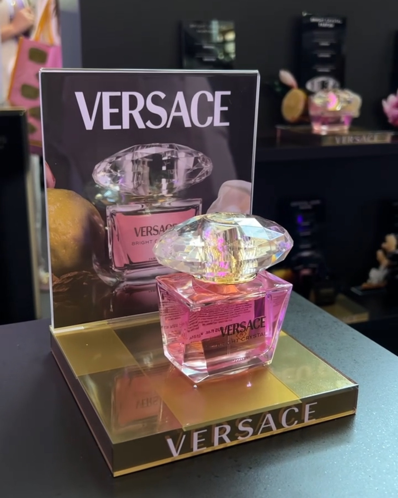 Versace Bright Crystal Parfum revela um coração floral delicado, onde a Peônia, a Rosa e o Jasmín Sambac se entrelaçam em uma dança sedutora. As notas de fundo amadeiradas e almiscaradas adicionam profundidade e sensualidade, criando uma assinatura olfativa envolvente e duradoura. Enriquecido com Âmbar, Cedro e Almíscar, este perfume envolve sua pele em uma aura de mistério e magnetismo.

#LTKbrasil #LTKbeleza #LTKdicadeestilo