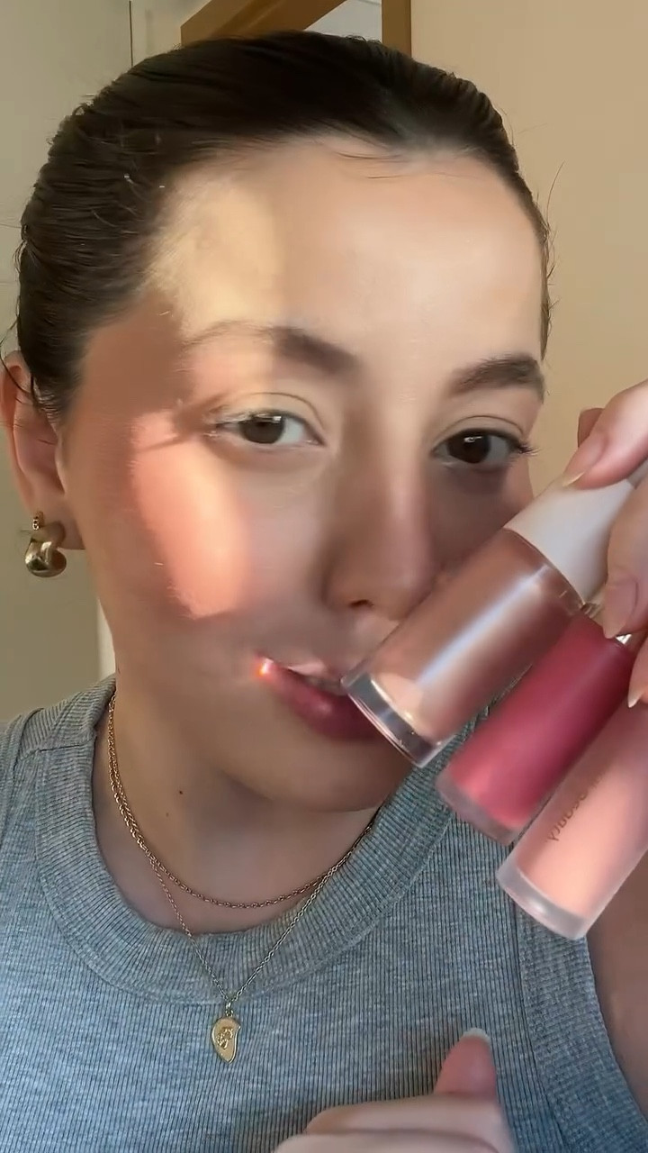 Quem nunca ficou obcecada no blush da nossa Polly Pocket?! 💅🏻💖🎀🙂‍↔️

cores que eu usei da @rarebeauty: 
blushes happy & encourage 
iluminador mesmerize 

Eai, vocês usariam?! 👁️👄👁️

#sabrinacarpenter #sabrinacarpenterblush #blush #rarebeauty