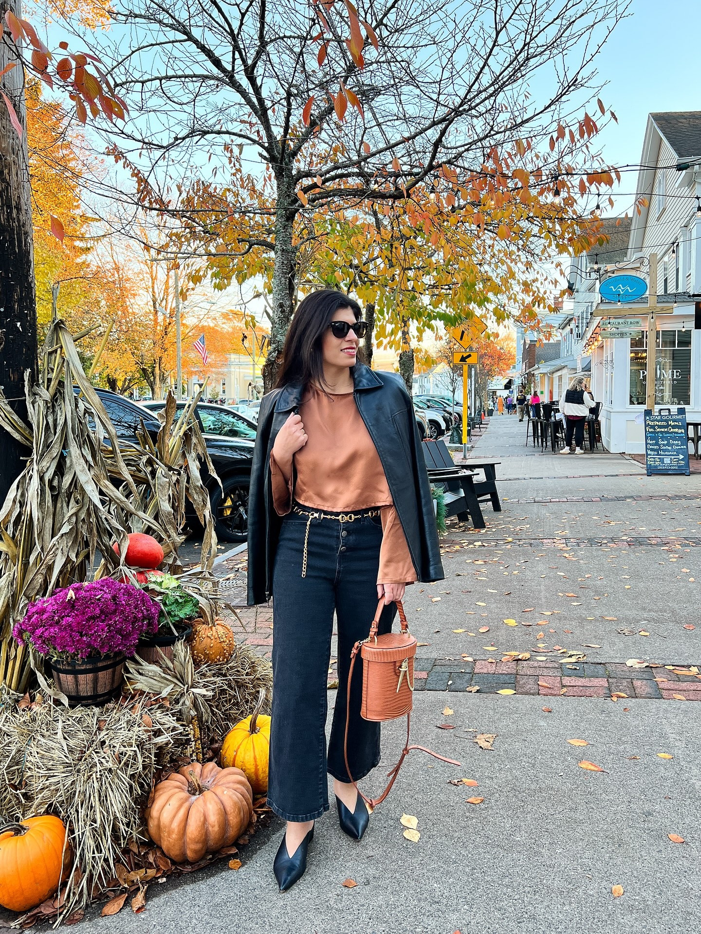 Used my lunch break to take outfit photos because it’s dark by the time I leave work now. 

Was last Saturday the last warm day of the year? Let’s hope not because I have so many more leather jackets I still want to wear 🙈

@silkmaison Top
@thredup Winlit Jacket 
@levis Jeans
@charlesdavidshoes Wedges
@sancia_thelabel Bag
@marijaneboutique Belt