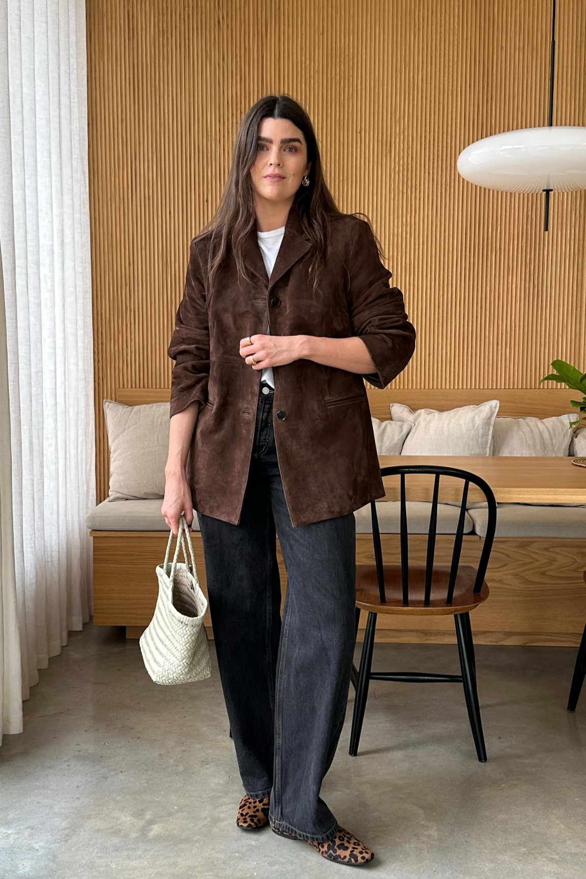 My go-to autumn outfit formula (on a non-rainy day!):

- T-shirt
- suede jacket 
- wide-leg jeans
- animal print flats
- woven bag 

#WhatIWoreToday #AutumnOutfits #AutumnStyle