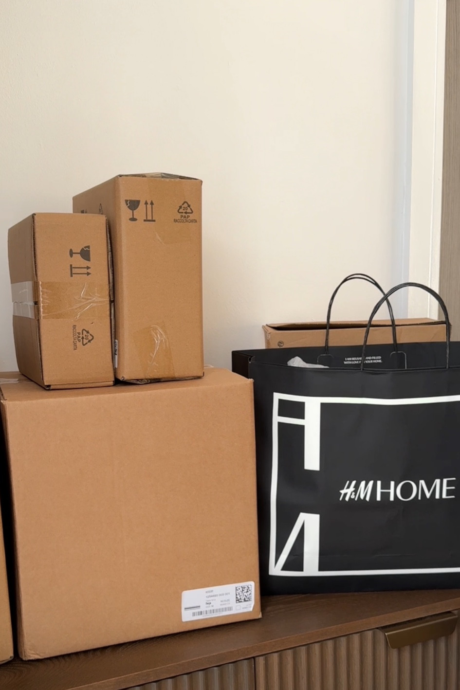 H&M Home unboxing! The first thing I did this September was order in all my home decor! My faves are the dark brown vase, the matcha making set and fringed cushion covers 🤎

#hmhome #hauls #unboxingvideo #comeshoppingwithme #homeinterior 