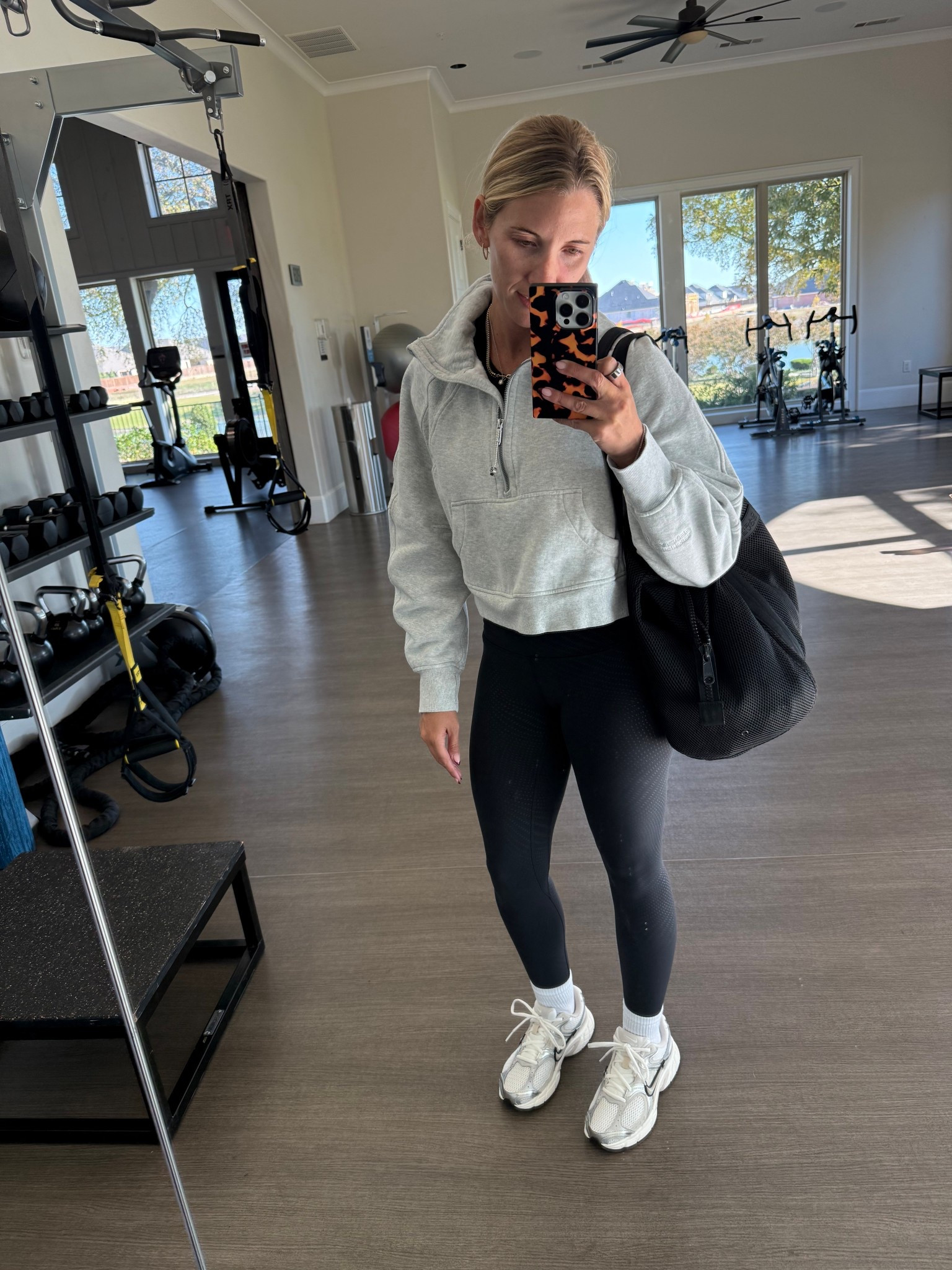 Workout fit and bag. This is the best bag for workout and it’s washable!