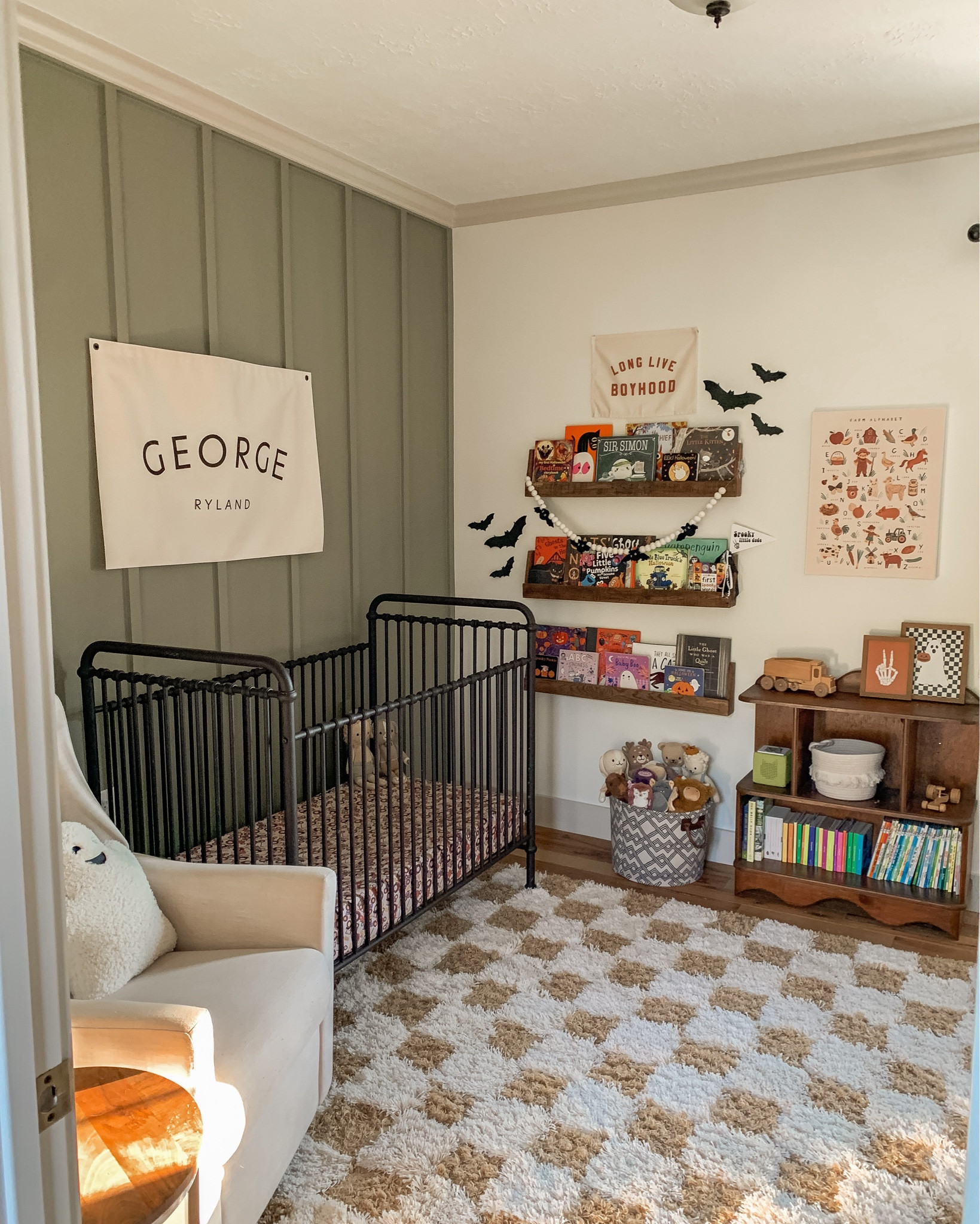 I found a vintage bookshelf on marketplace yesterday for the nursery and I love it sooo much more than the cube that was here before 😍 Also added a few touches for spooky season 👌 decorating seasonal bookshelves is one of my favorite things! 👻

#LTKHome #LTKBaby