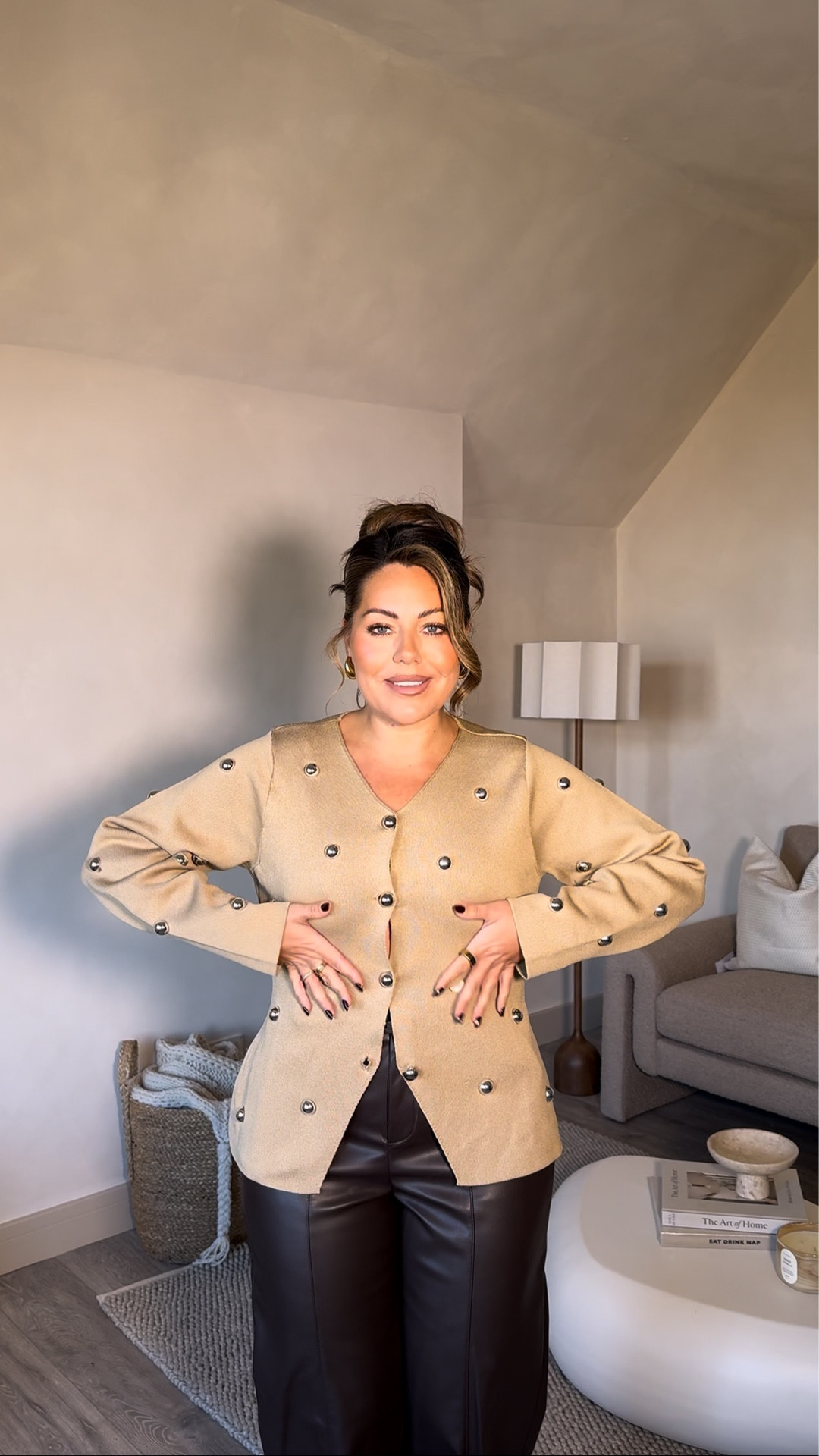 The perfect date night outfit for this time of year!! Chocolate and brigantines, I don’t think it bets much better!! 

Wearing size medium in the top - fit is perfect I’ll be honest! 

Size down in the trousers- they run up a little big, I’m wearing a uk size 10

#LTKdatenight #LTKcurves #LTKautumn