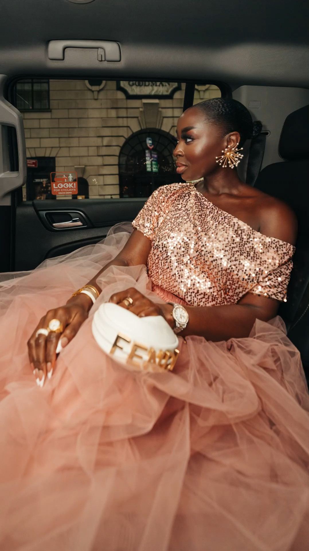 I learned my lesson in the Spring, honey! Stay hydrated, because the days are long and once I get to talkin… I be forgettin that I haven’t had a sip of watuhhh. #NYFW #fashionweek #makeup #foundationfordryskin #tirtirfoundation

#LTKBeauty #LTKVideo #LTKFindsUnder100