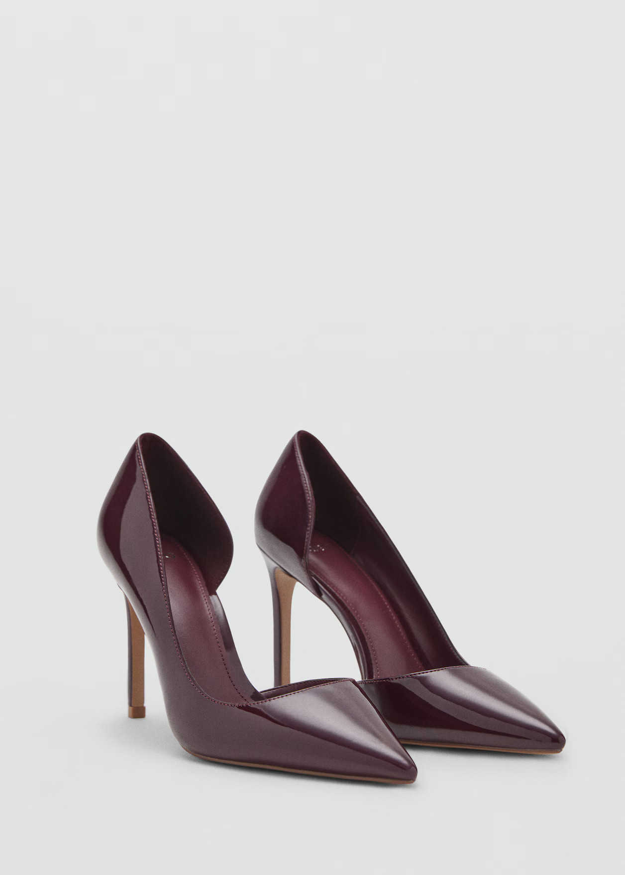 Asymmetrical patent leather court shoes | MANGO (UK)