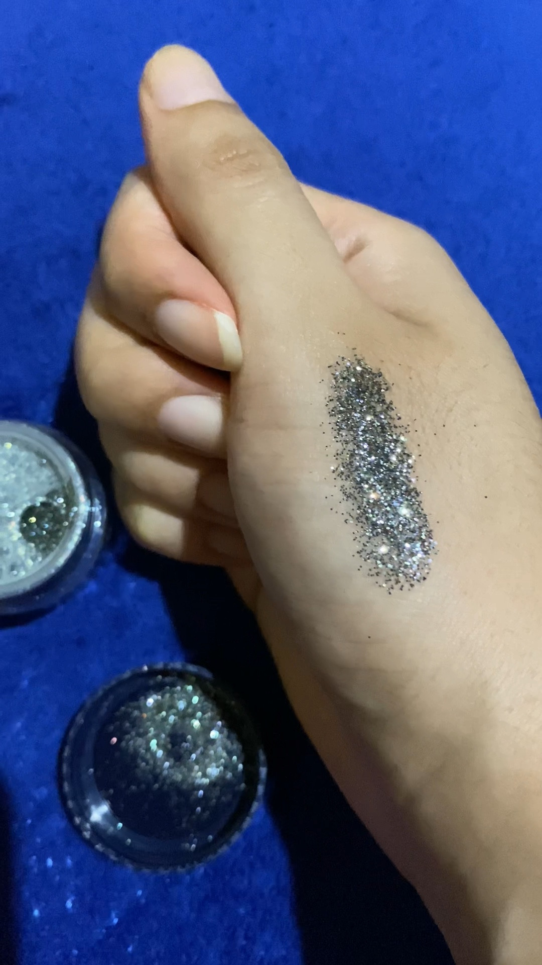 BT Glitter cor Moss Metal (chumbo esverdeado), fininho fica muito confortável nos olhos, brilha até no escuro e você pode usar nas unhas também 😍 #glitter #carnaval #linhabrunatavares #maquiagem #dicasdebeleza

#LTKbeauty #LTKparties #LTKbrasil