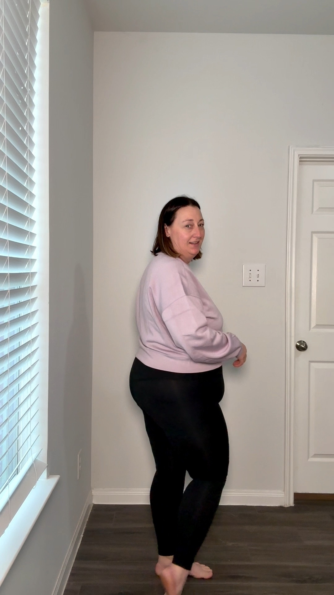 I’ve been on the HUNT for the perfect leggings… and I finally found them. 👏

@yunoga  sent me this entire outfit and these leggings are TOP 👏 NOTCH.
High waisted ✔️
No front seam ✔️
Butter soft ✔️

They snatch without squeezing and actually stay put during workouts. I’m already ordering more colors.