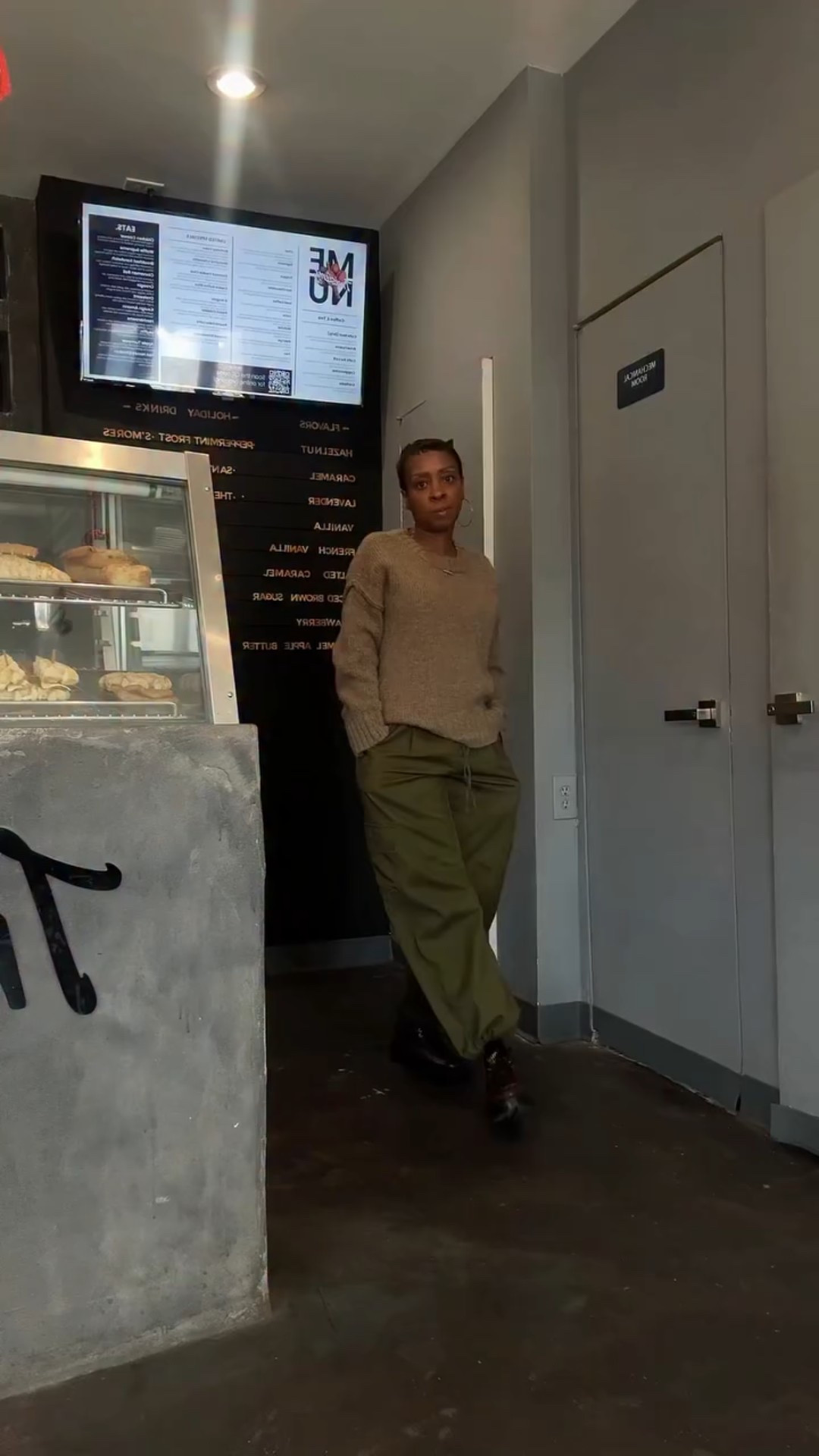 Effortless style, intentional caffeine.☕️
.
.
.
.
#theweekendsew #coffeeshopvibes #troisiemecafe #coffeelover #styleinspiration