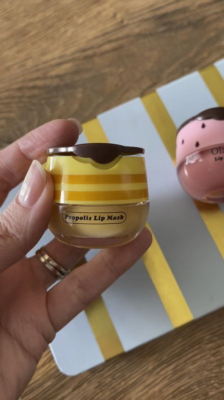 These lip masks are adorable. Cute Mother’s Day gifts! 





Propolis lip mask, Amazon finds, hair accessories, lip balm honey pot, amazon trends, trending on amazon, amazon must haves, found it on amazon, Mother’s Day gift 

#LTKGiftGuide #LTKbeauty #LTKVideo