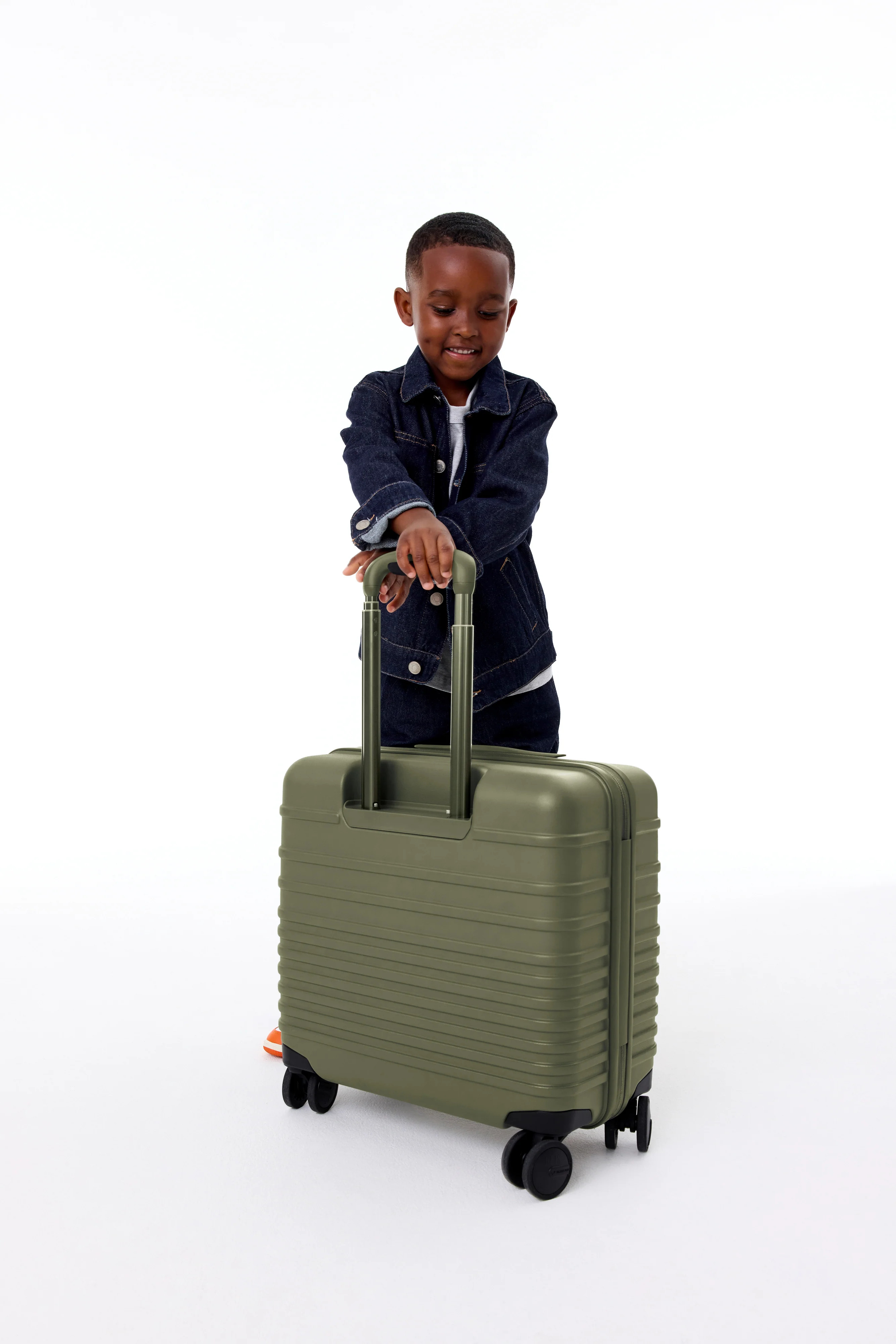 BÉIS 'The Mini Roller' in Olive - Small Kids Carry-On Rolling Suitcase in Olive Green | BÉIS Travel
