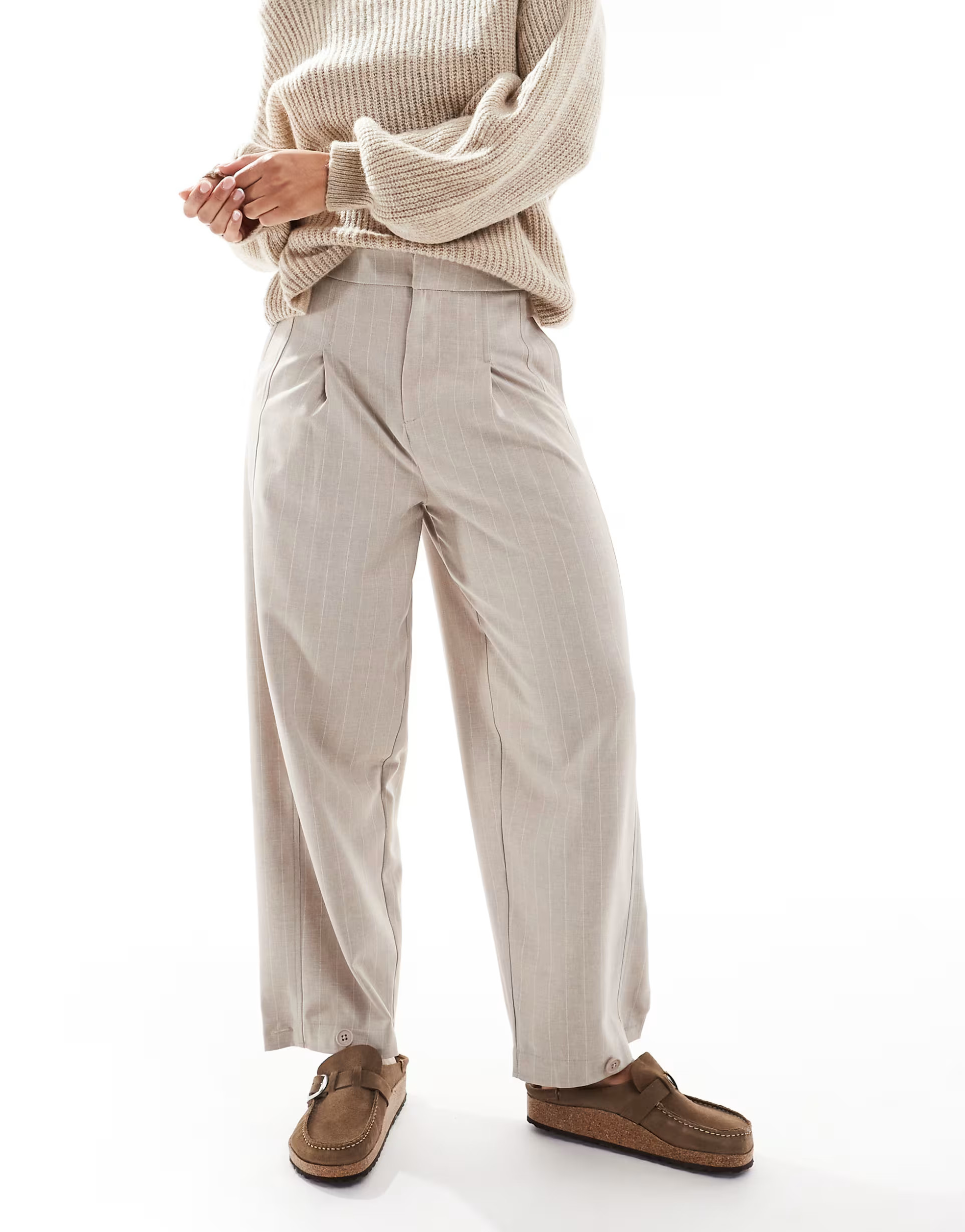 ASOS DESIGN – Elegante Barrel-Leg-Hose in Taupe gestreift mit Knopf am Saum | ASOS (Global)