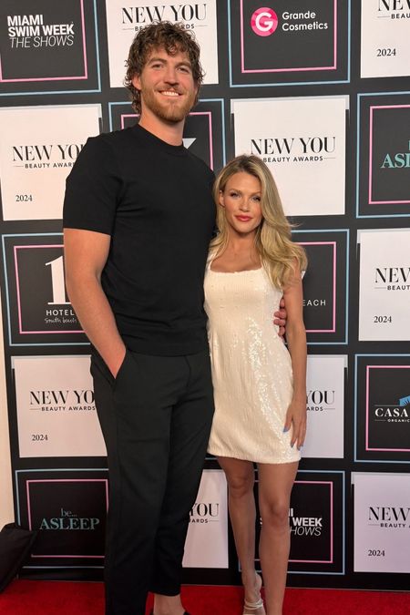Red carpet with Carson! This dress is so flattering and perfect for a summer event! 

show me your mumu l dress l white dress