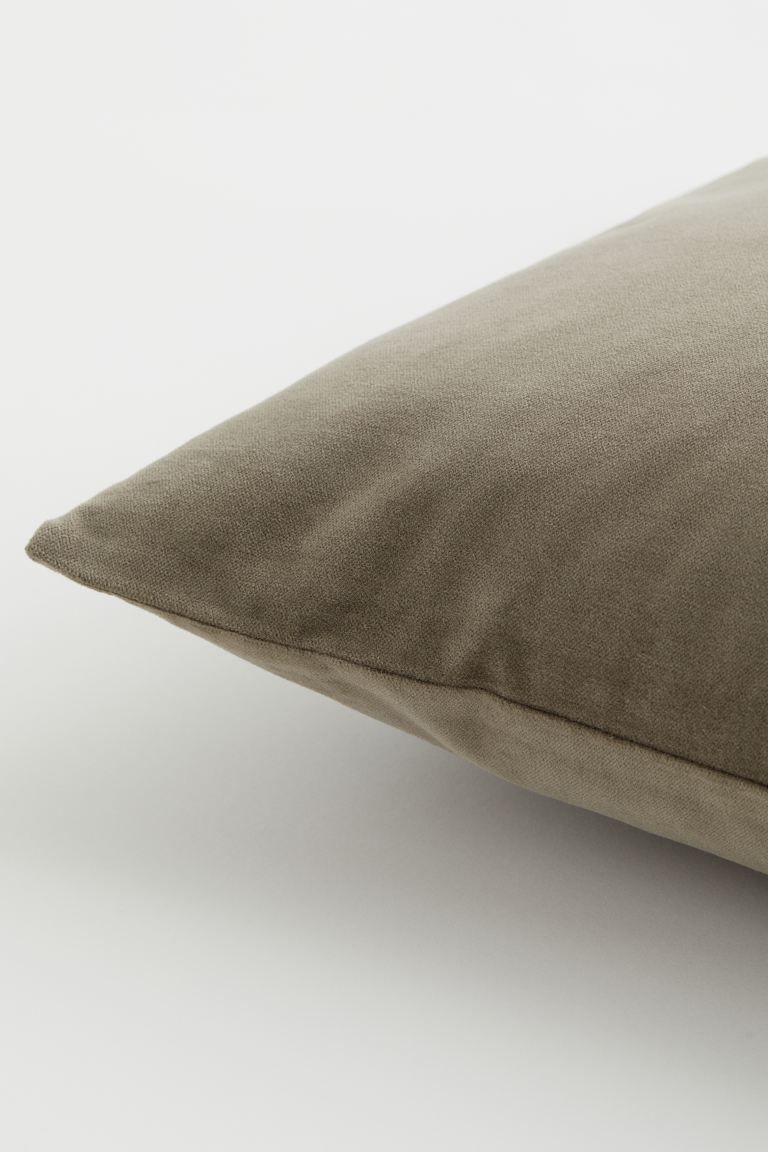Cushion cover in cotton velvet with a concealed zip.Weight160 gCompositionCotton 100%Art. No.0579... | H&M (US + CA)