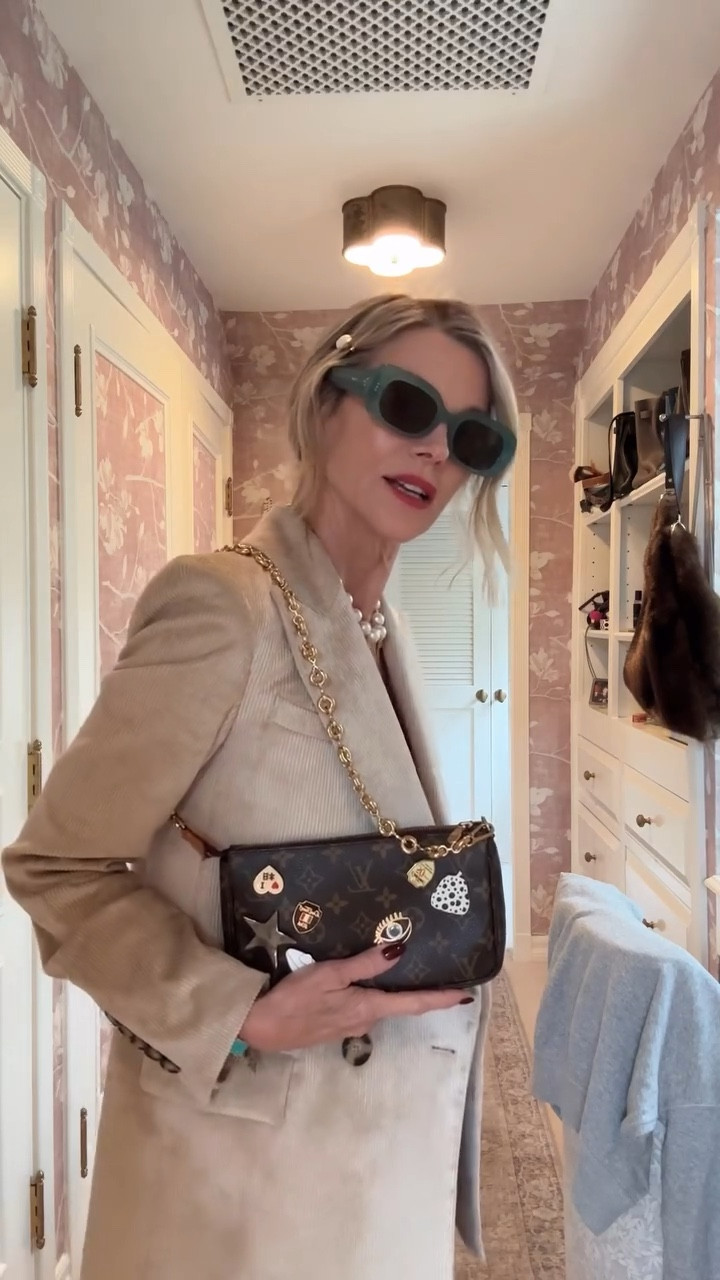 Day 2 Same Pants⭐️
Mixing it up a bit, adding one of my favorite corduroy blazers I’ve ever owned! 
Along with the fun DIY bag idea, I saw in a magazine.
Comment shop for 🔗