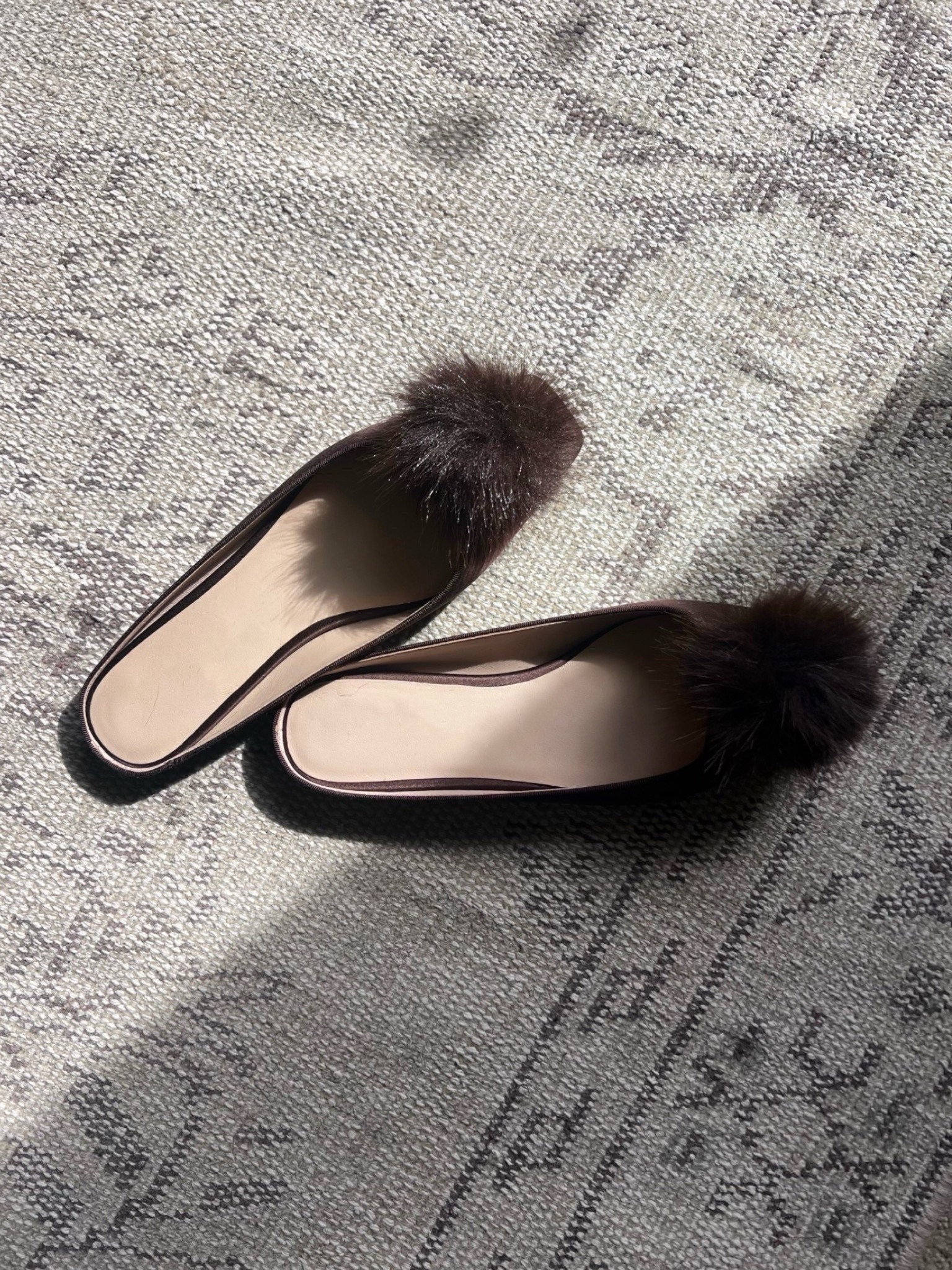 A little chocolate 🍫 brown palette cleanse. 🤎


Tuckernuck, Tuckernuck shoes, quiet luxury, chocolate brown, chocolate brown shoes, mules, Pom Pom shoes 

#LTKWedding #LTKWorkwear #LTKValentine